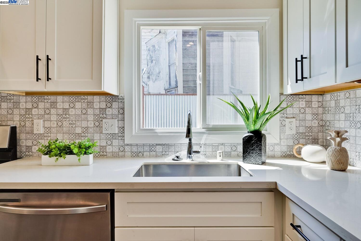 Detail Gallery Image 22 of 52 For 1611 15th Street, Oakland,  CA 94607 - 3 Beds | 2/1 Baths
