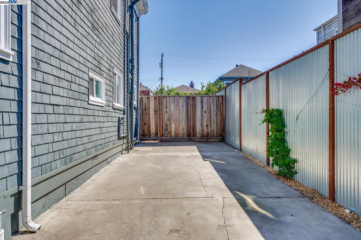 Detail Gallery Image 4 of 52 For 1611 15th Street, Oakland,  CA 94607 - 3 Beds | 2/1 Baths