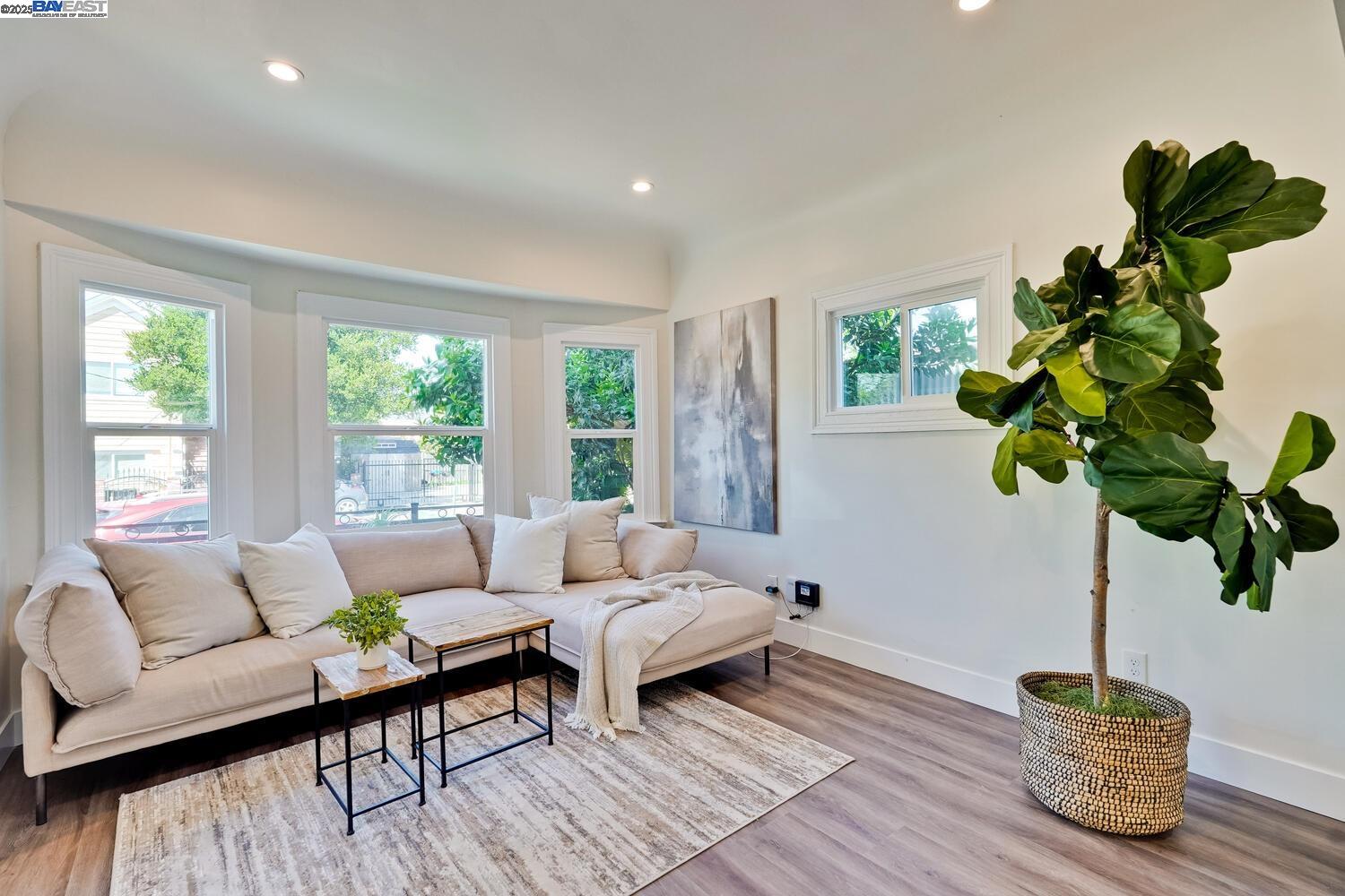 Detail Gallery Image 10 of 52 For 1611 15th Street, Oakland,  CA 94607 - 3 Beds | 2/1 Baths