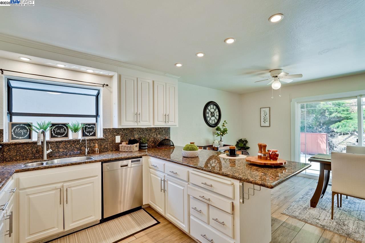Detail Gallery Image 11 of 37 For 82 Elysian Fields Dr., Oakland,  CA 94605 - 4 Beds | 2/1 Baths