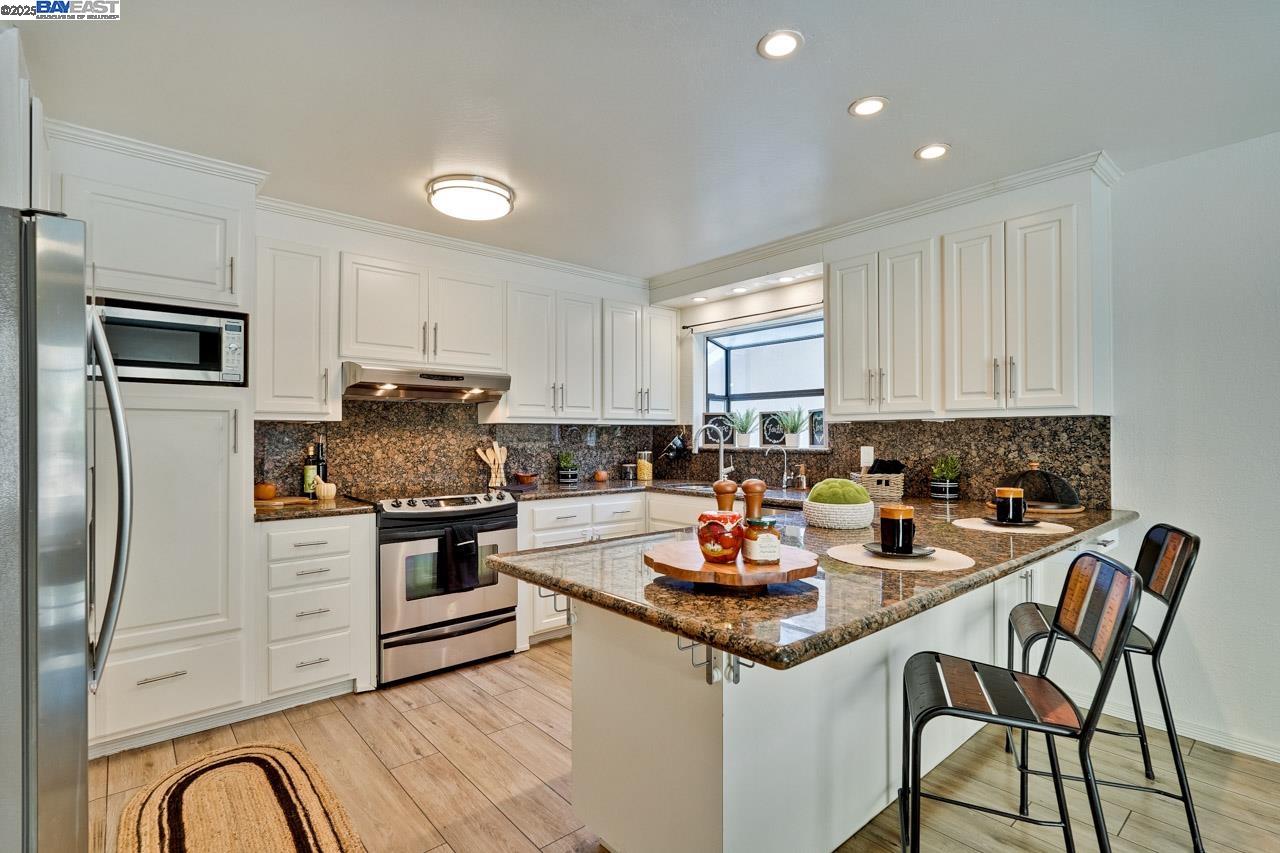 Detail Gallery Image 12 of 37 For 82 Elysian Fields Dr., Oakland,  CA 94605 - 4 Beds | 2/1 Baths