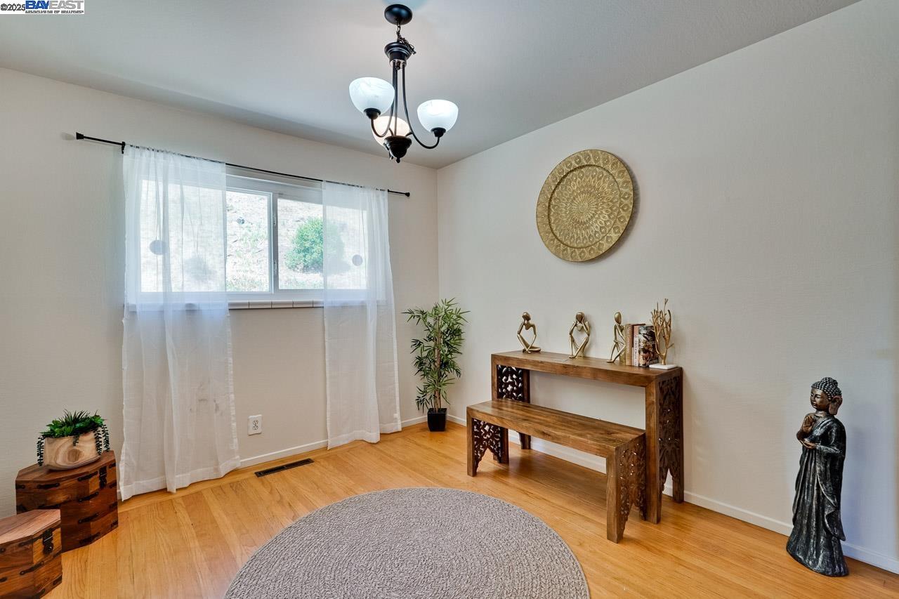 Detail Gallery Image 15 of 37 For 82 Elysian Fields Dr., Oakland,  CA 94605 - 4 Beds | 2/1 Baths