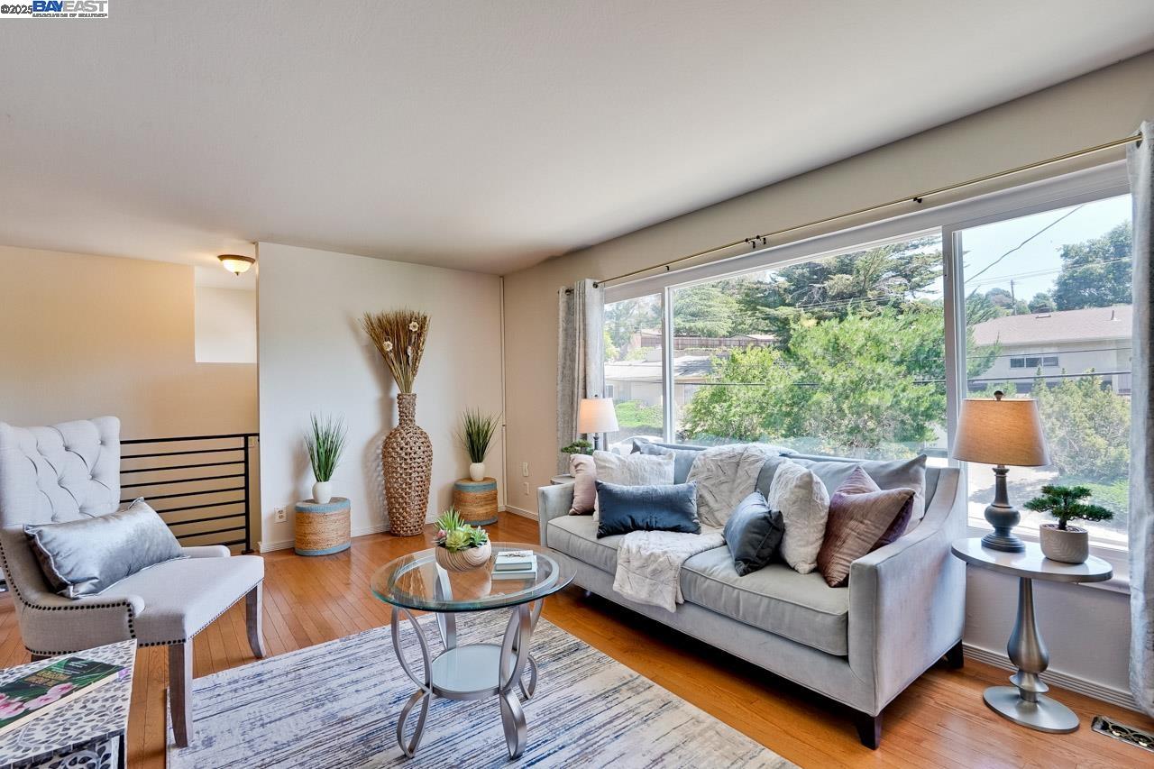 Detail Gallery Image 4 of 37 For 82 Elysian Fields Dr., Oakland,  CA 94605 - 4 Beds | 2/1 Baths