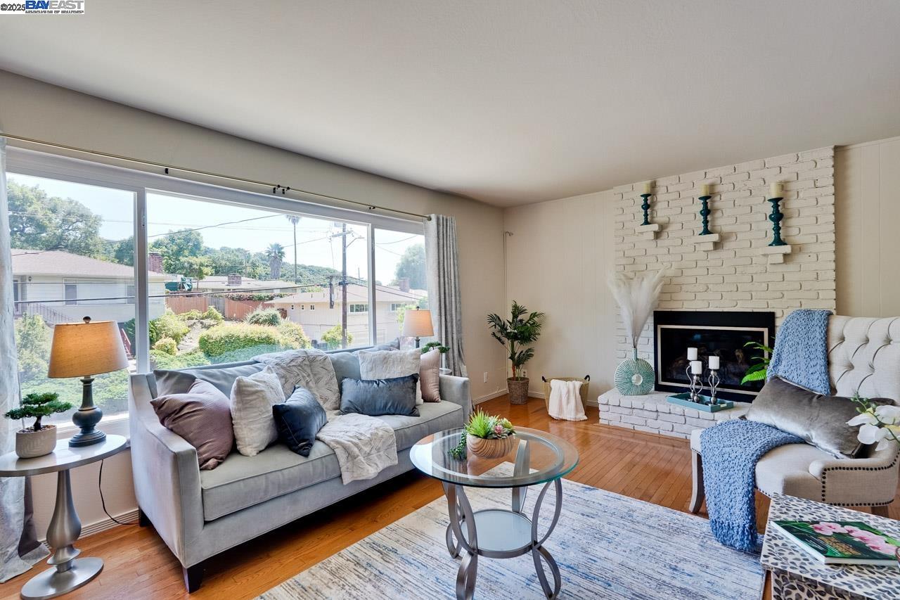 Detail Gallery Image 7 of 37 For 82 Elysian Fields Dr., Oakland,  CA 94605 - 4 Beds | 2/1 Baths