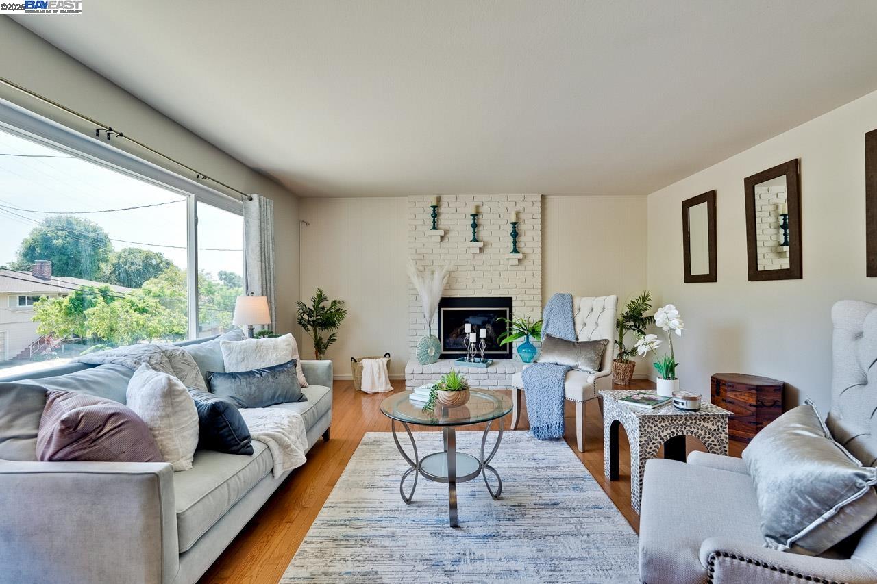 Detail Gallery Image 8 of 37 For 82 Elysian Fields Dr., Oakland,  CA 94605 - 4 Beds | 2/1 Baths