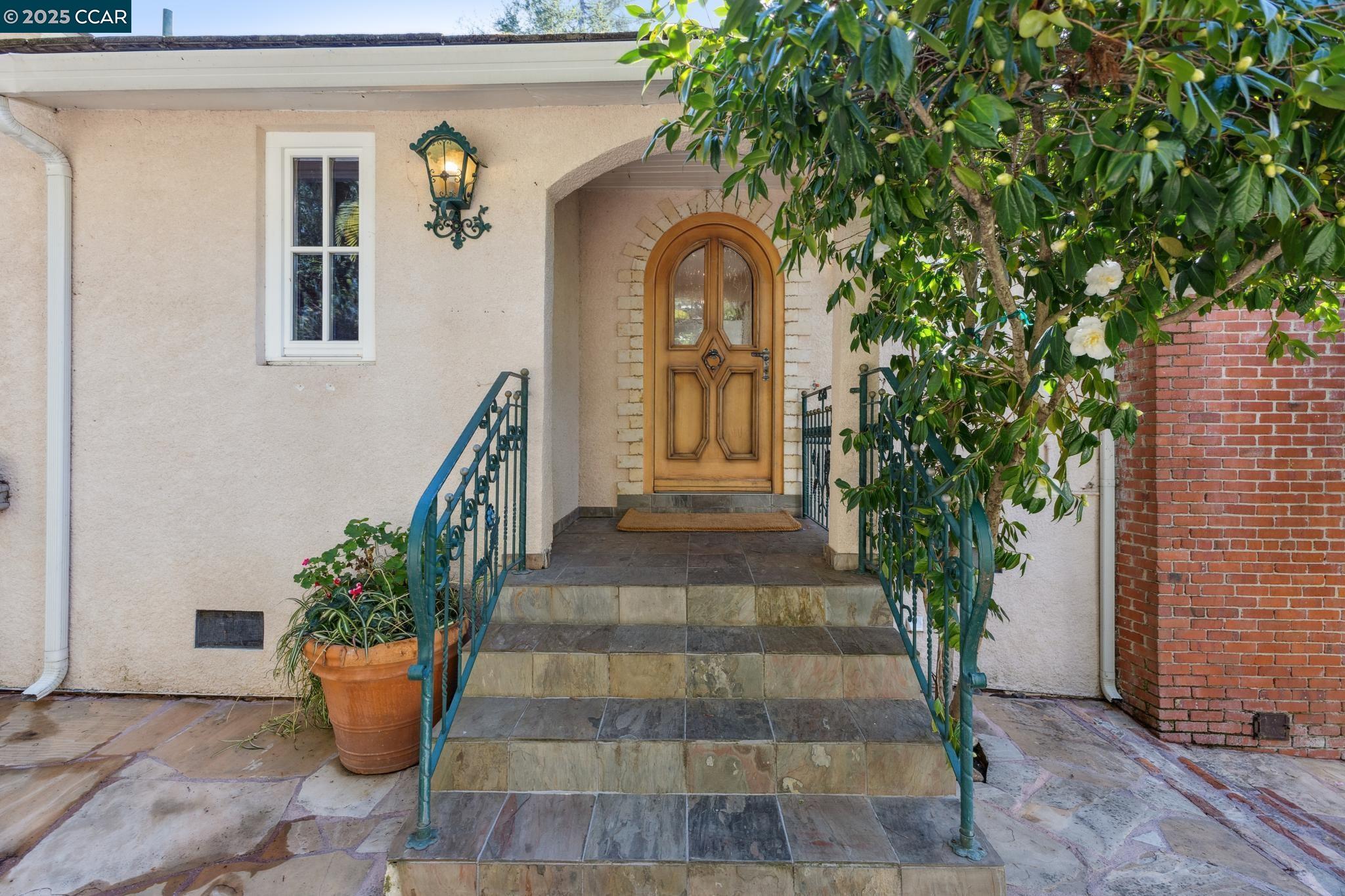 Detail Gallery Image 2 of 60 For 40 Las Palomas, Orinda,  CA 94563-1527 - 4 Beds | 3/1 Baths