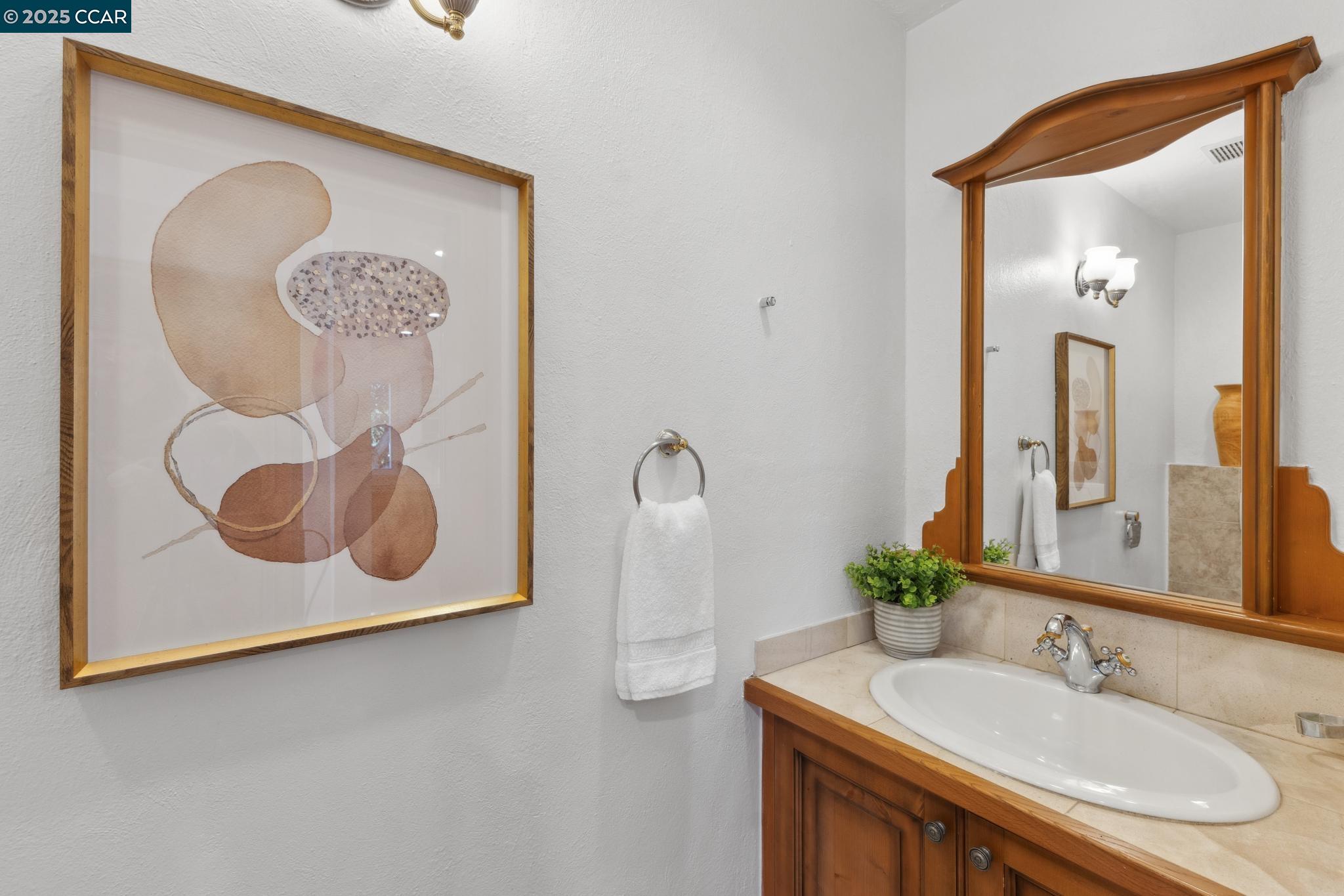 Detail Gallery Image 17 of 60 For 40 Las Palomas, Orinda,  CA 94563-1527 - 4 Beds | 3/1 Baths
