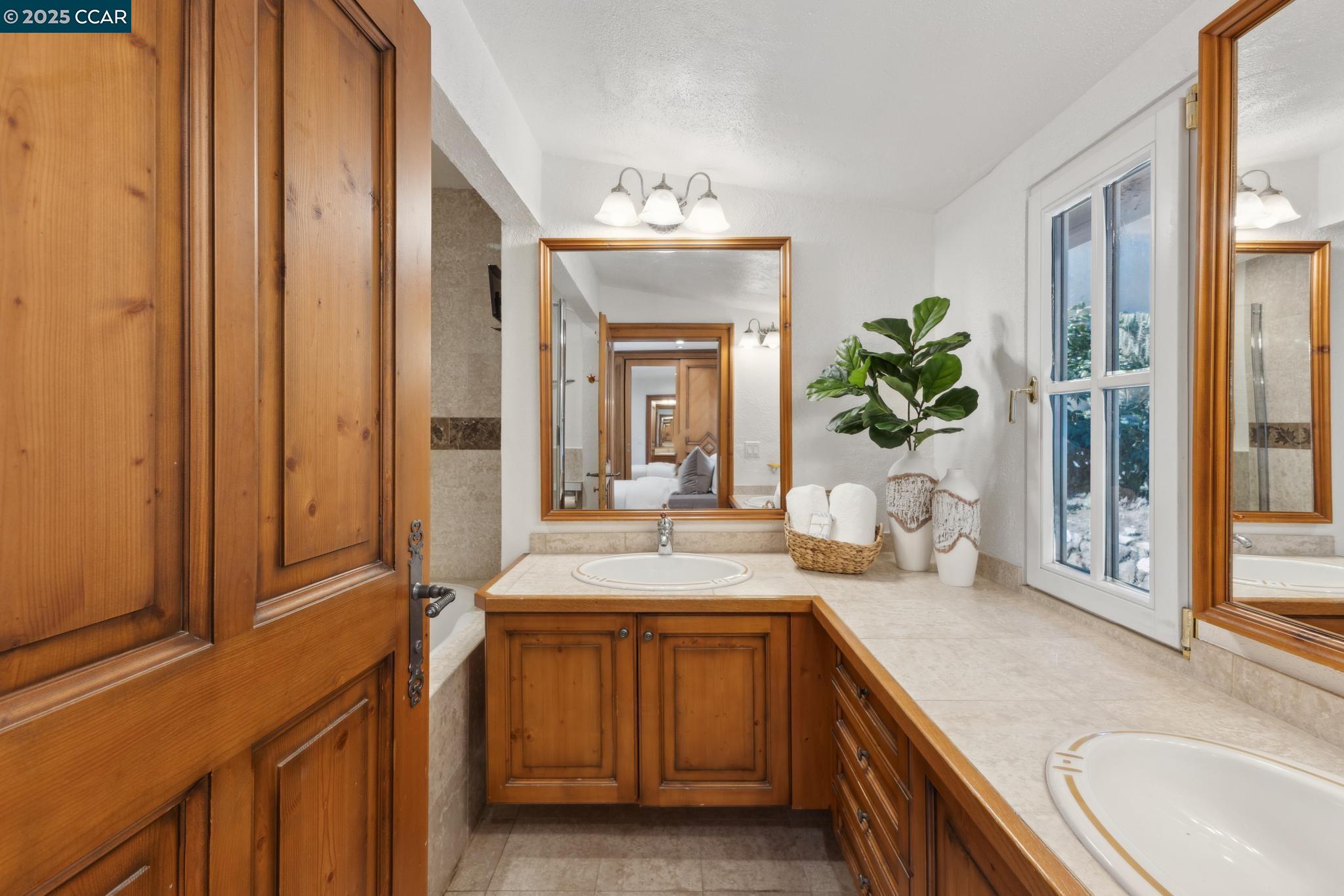 Detail Gallery Image 21 of 60 For 40 Las Palomas, Orinda,  CA 94563-1527 - 4 Beds | 3/1 Baths