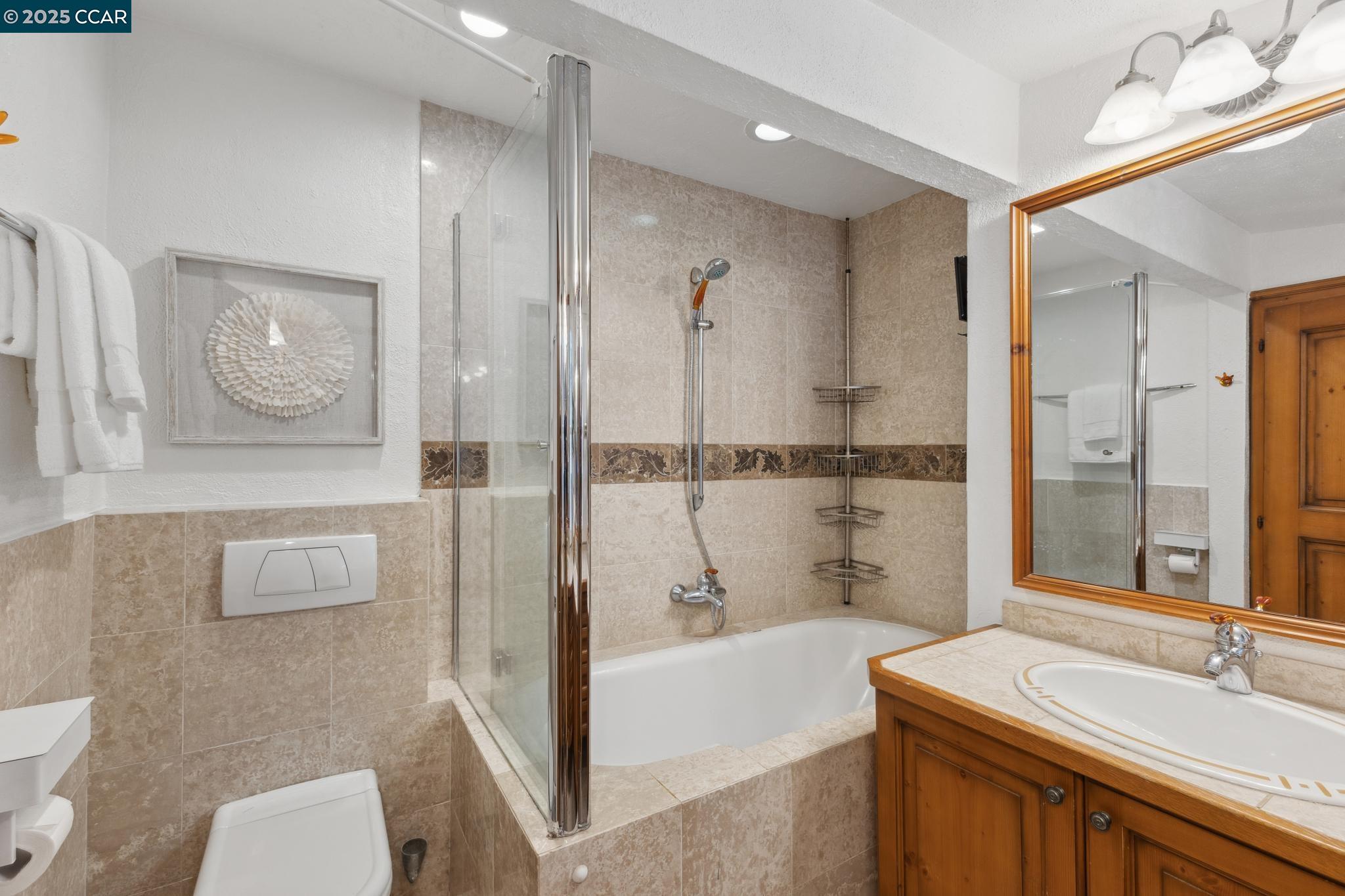 Detail Gallery Image 22 of 60 For 40 Las Palomas, Orinda,  CA 94563-1527 - 4 Beds | 3/1 Baths
