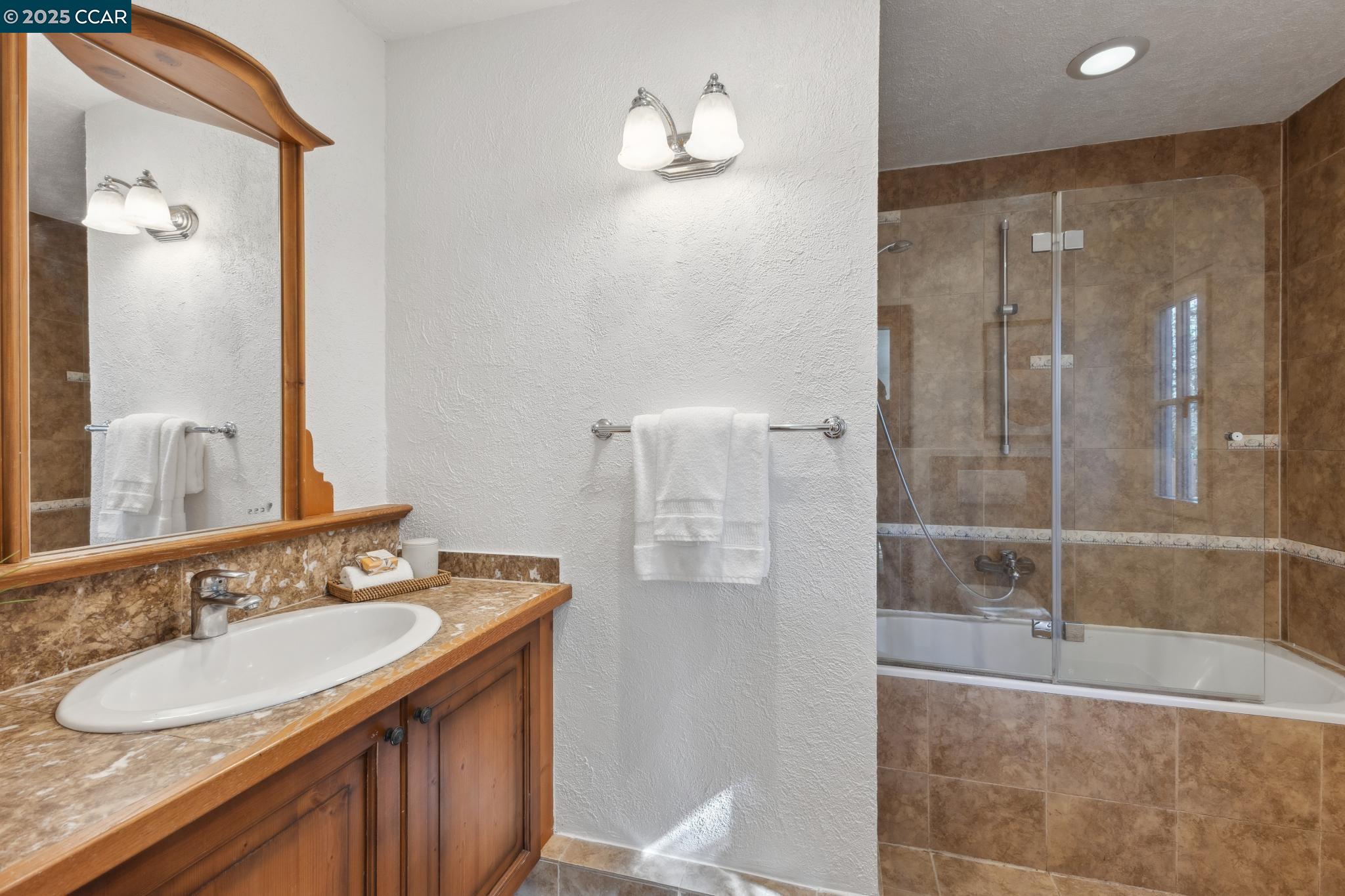 Detail Gallery Image 30 of 60 For 40 Las Palomas, Orinda,  CA 94563-1527 - 4 Beds | 3/1 Baths