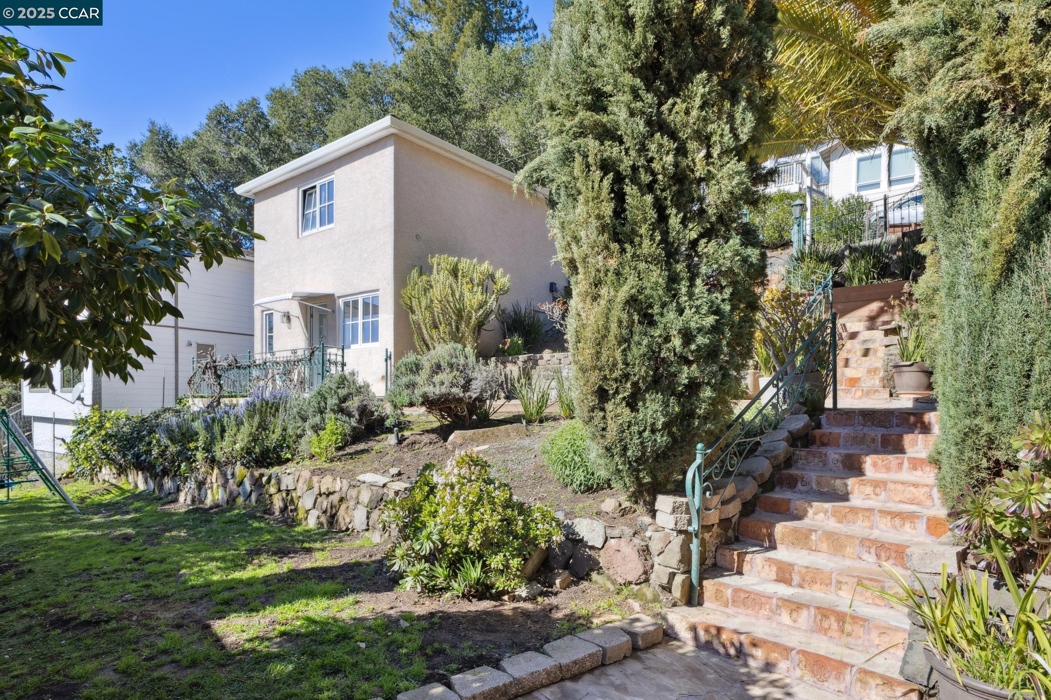 Detail Gallery Image 44 of 60 For 40 Las Palomas, Orinda,  CA 94563-1527 - 4 Beds | 3/1 Baths