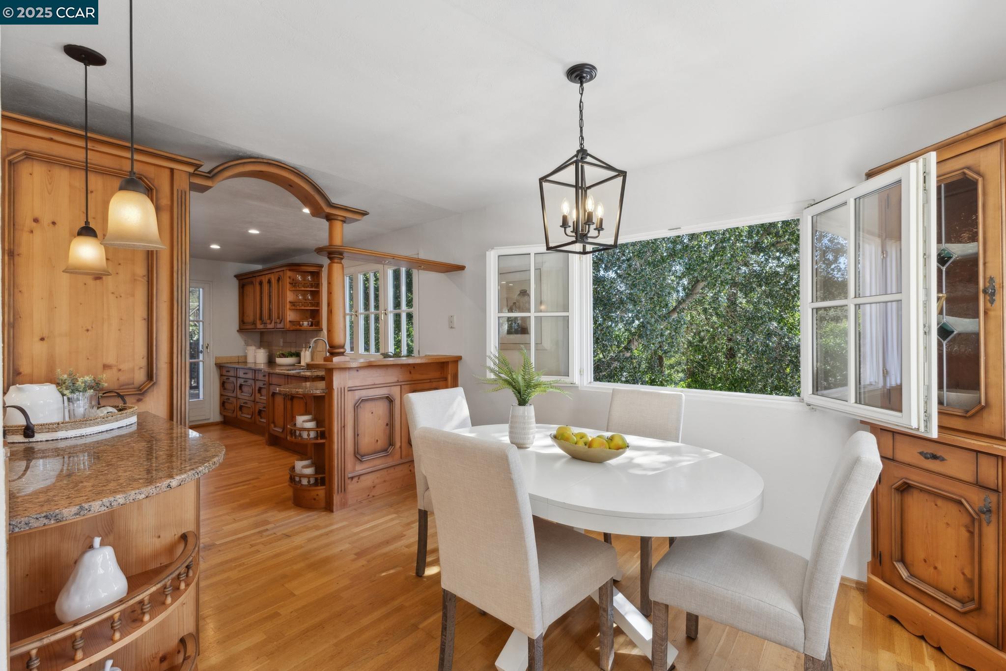 Detail Gallery Image 6 of 60 For 40 Las Palomas, Orinda,  CA 94563-1527 - 4 Beds | 3/1 Baths