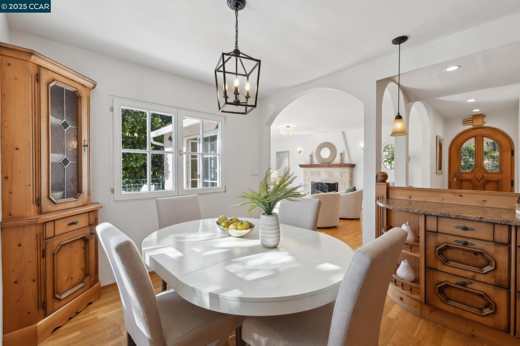 Detail Gallery Image 7 of 60 For 40 Las Palomas, Orinda,  CA 94563-1527 - 4 Beds | 3/1 Baths
