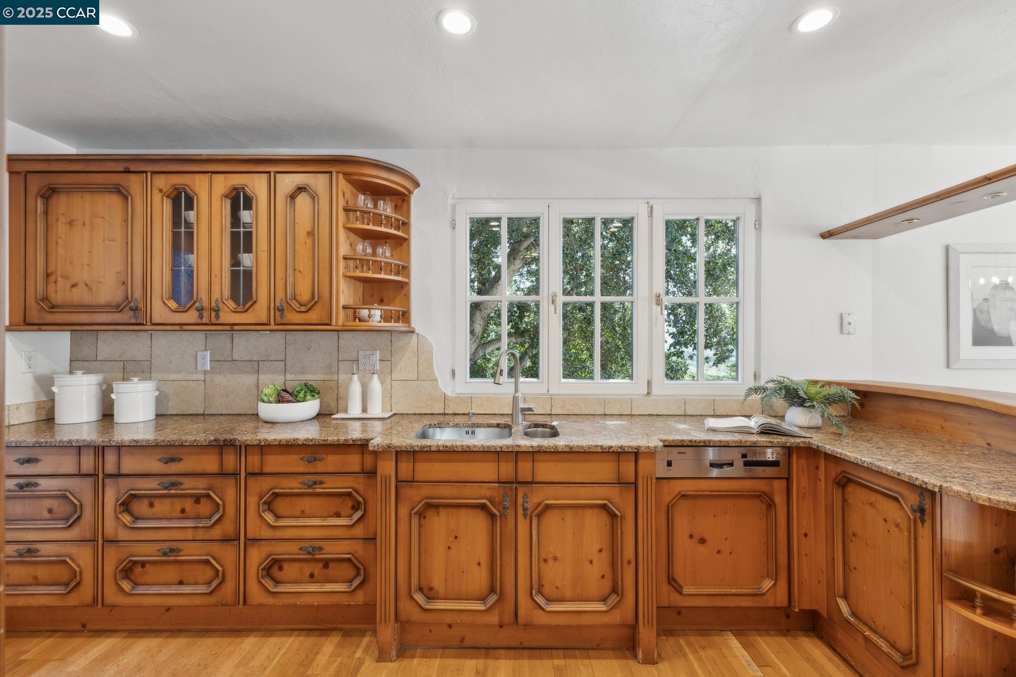 Detail Gallery Image 9 of 60 For 40 Las Palomas, Orinda,  CA 94563-1527 - 4 Beds | 3/1 Baths