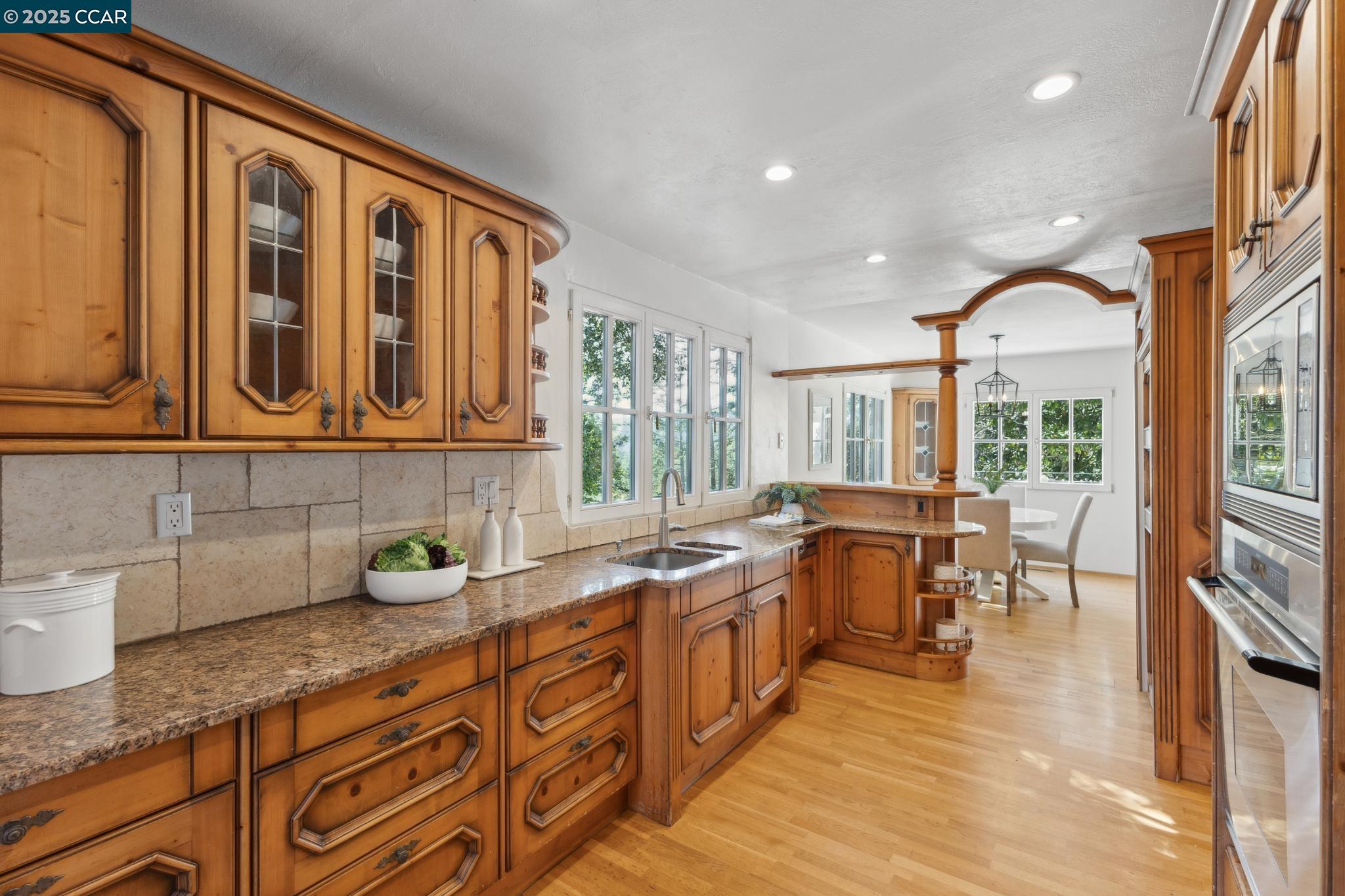 Detail Gallery Image 10 of 60 For 40 Las Palomas, Orinda,  CA 94563-1527 - 4 Beds | 3/1 Baths