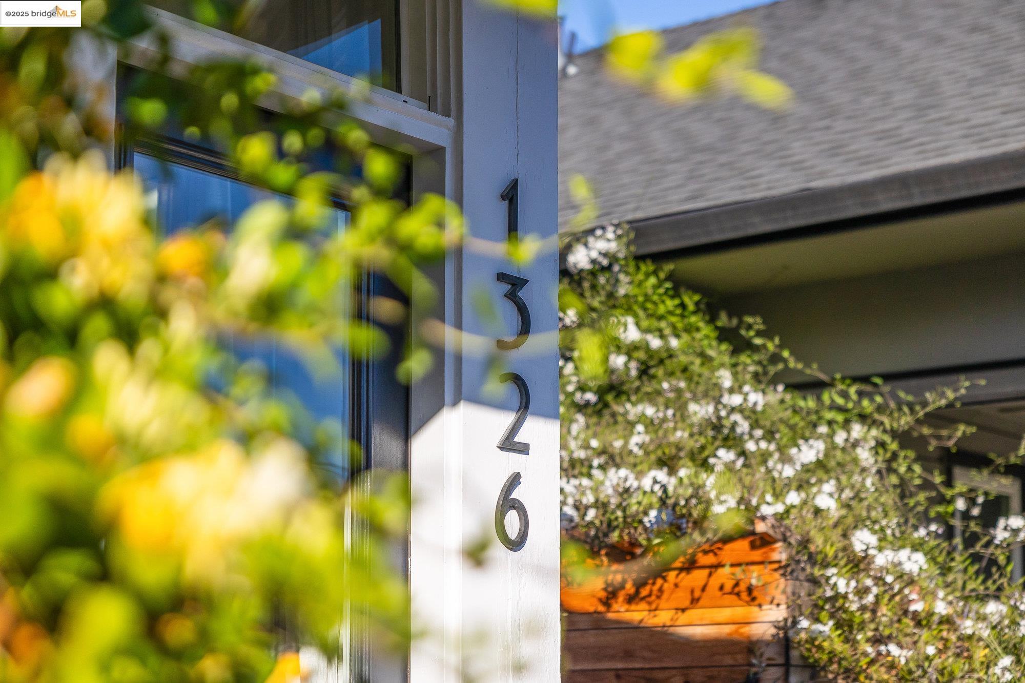 Detail Gallery Image 2 of 39 For 1326 E 23rd St, Oakland,  CA 94606 - 3 Beds | 2 Baths