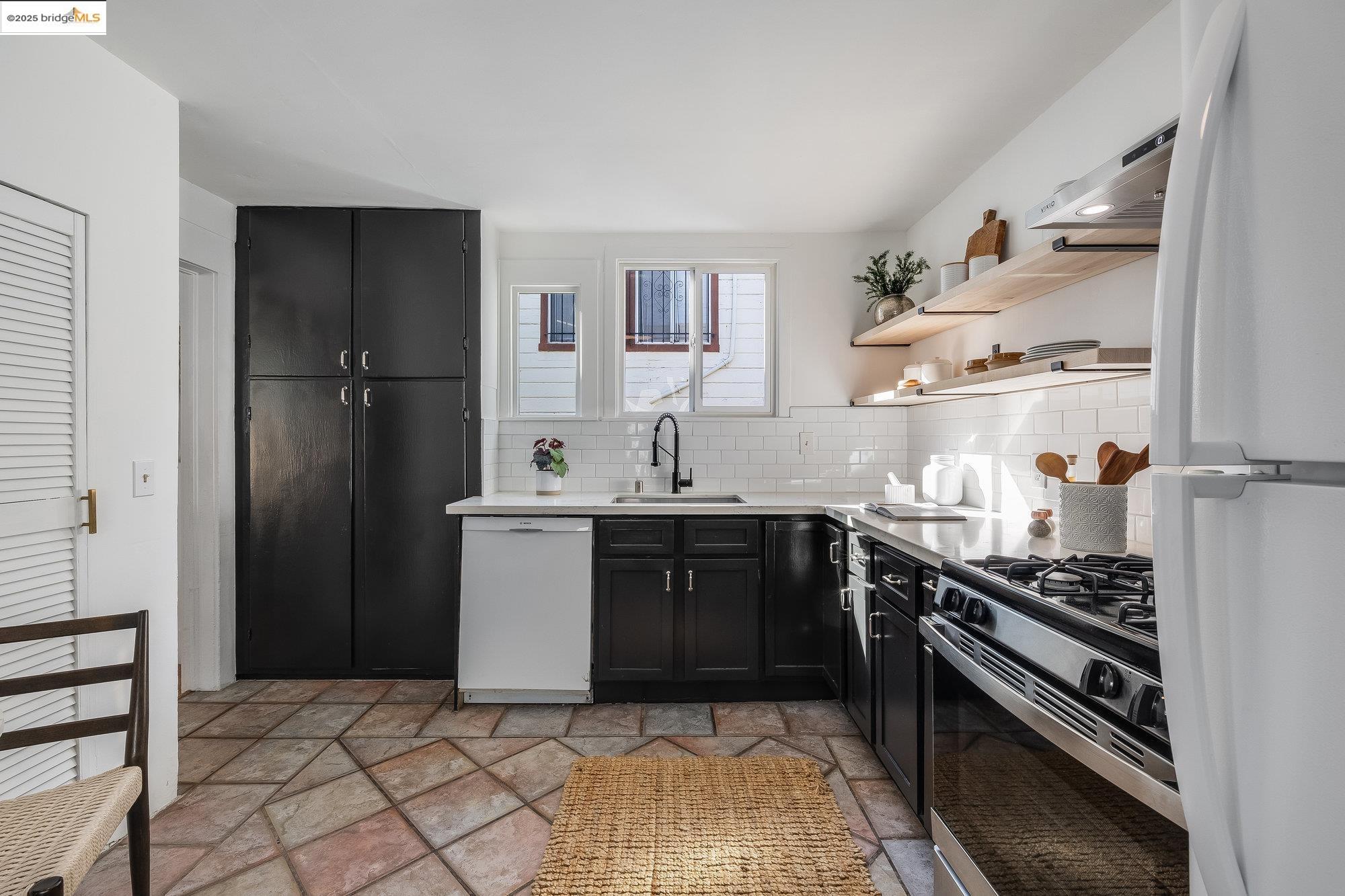 Detail Gallery Image 11 of 39 For 1326 E 23rd St, Oakland,  CA 94606 - 3 Beds | 2 Baths