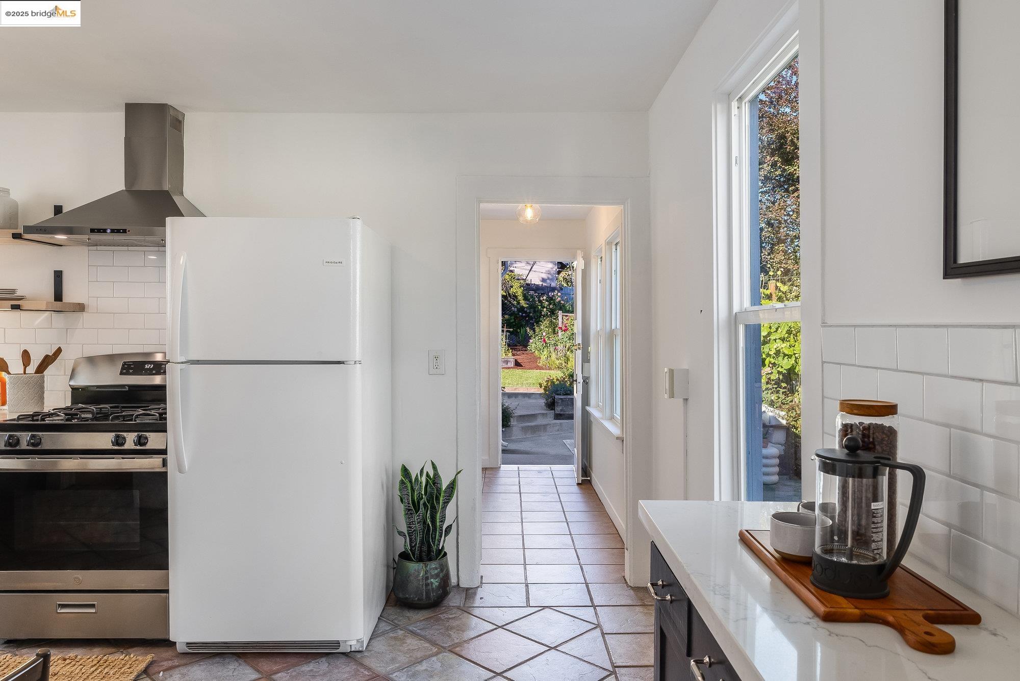 Detail Gallery Image 13 of 39 For 1326 E 23rd St, Oakland,  CA 94606 - 3 Beds | 2 Baths