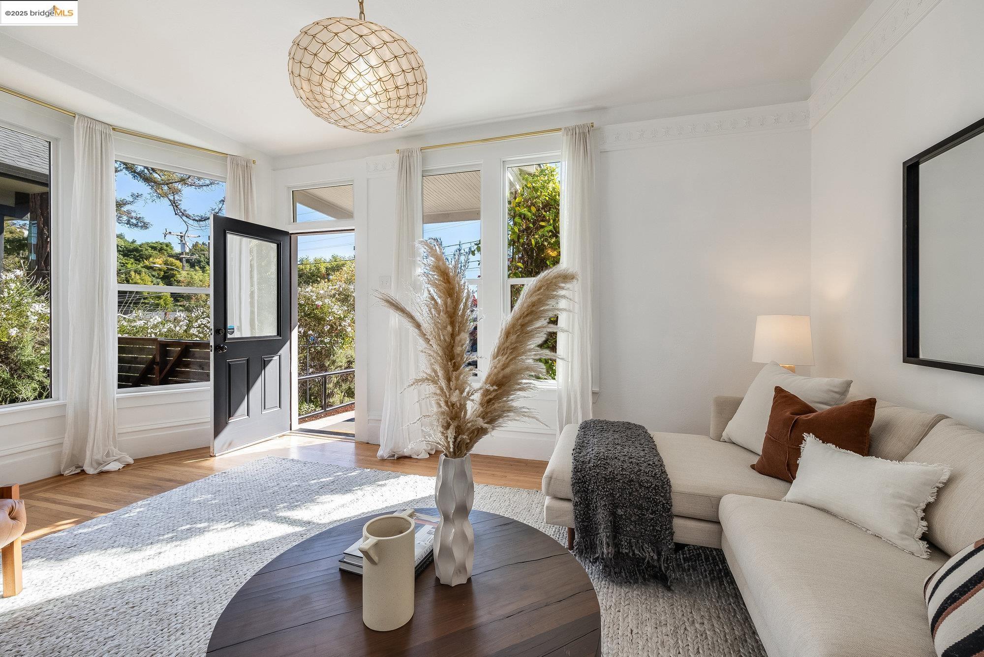 Detail Gallery Image 3 of 39 For 1326 E 23rd St, Oakland,  CA 94606 - 3 Beds | 2 Baths