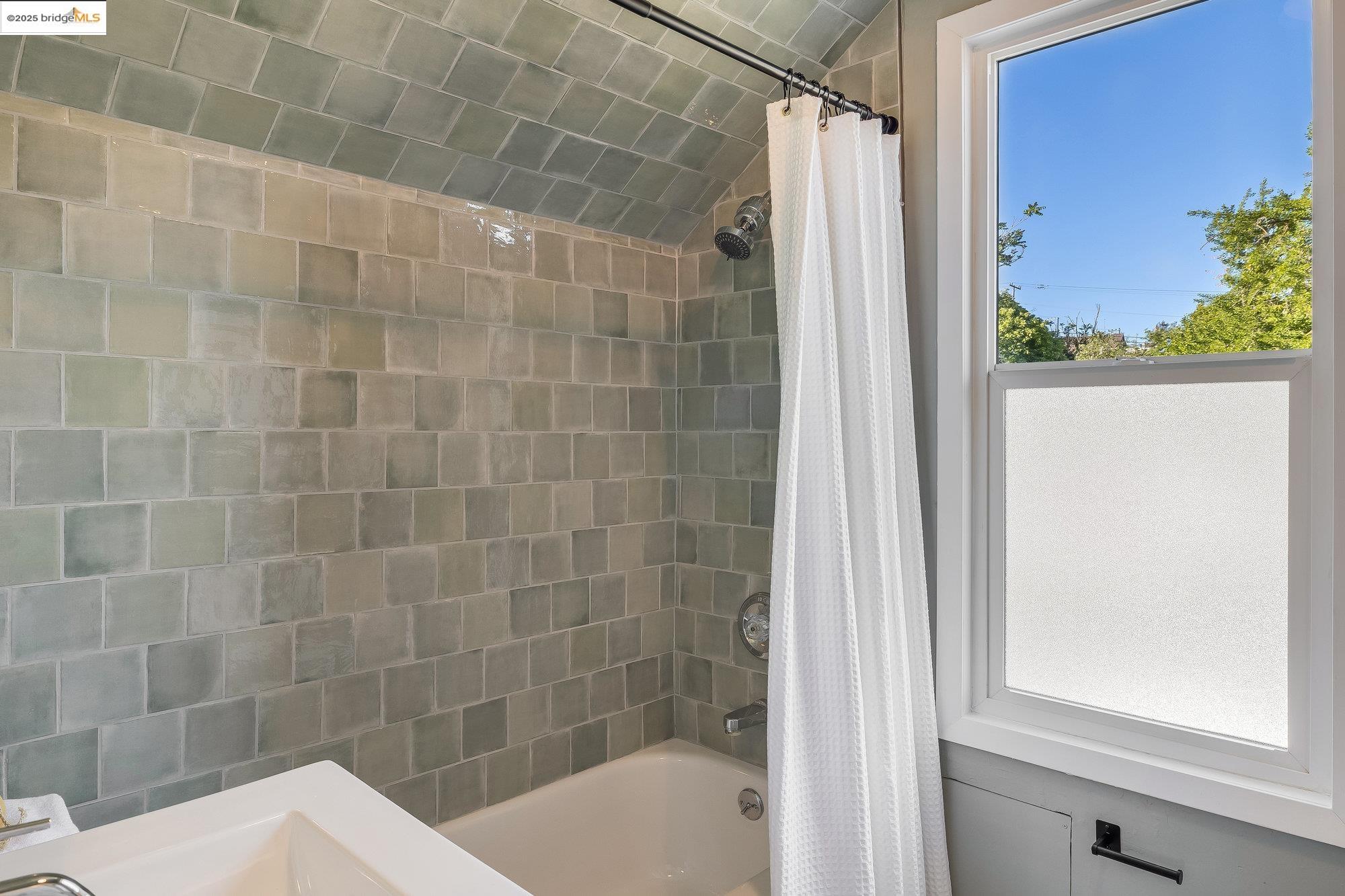 Detail Gallery Image 23 of 39 For 1326 E 23rd St, Oakland,  CA 94606 - 3 Beds | 2 Baths
