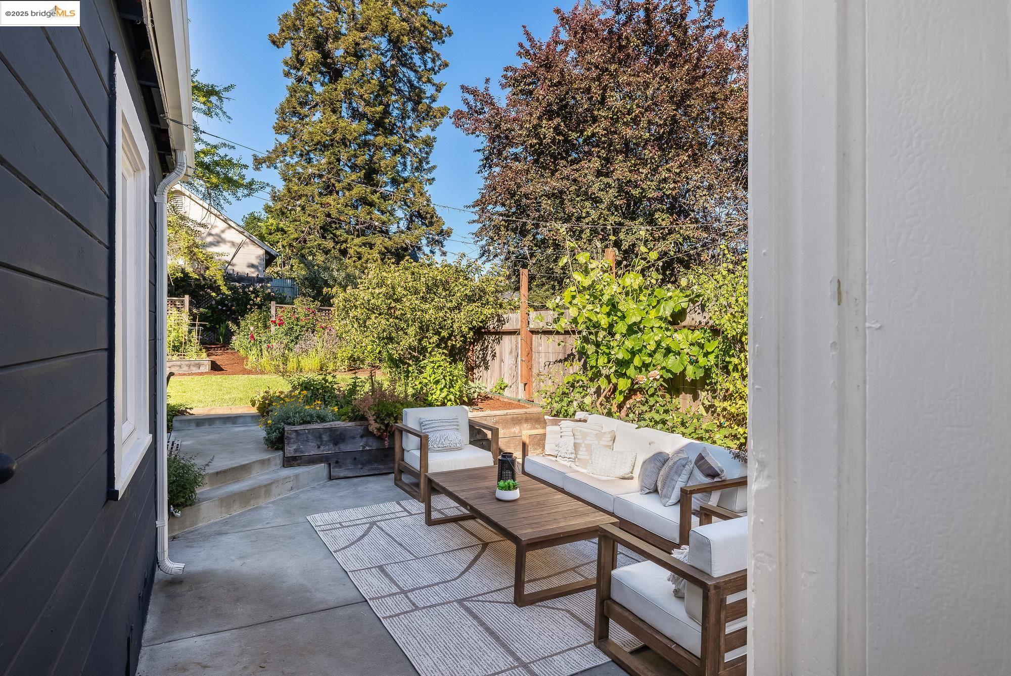Detail Gallery Image 25 of 39 For 1326 E 23rd St, Oakland,  CA 94606 - 3 Beds | 2 Baths