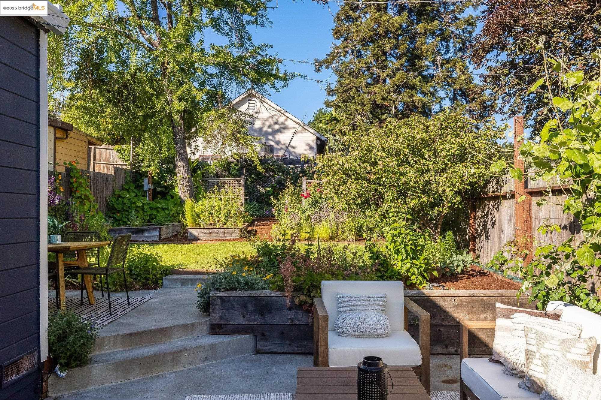 Detail Gallery Image 27 of 39 For 1326 E 23rd St, Oakland,  CA 94606 - 3 Beds | 2 Baths