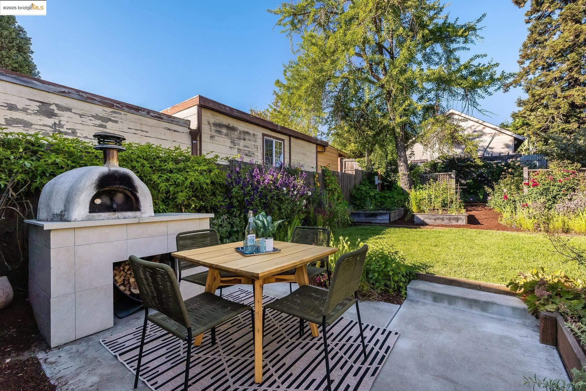 Detail Gallery Image 28 of 39 For 1326 E 23rd St, Oakland,  CA 94606 - 3 Beds | 2 Baths