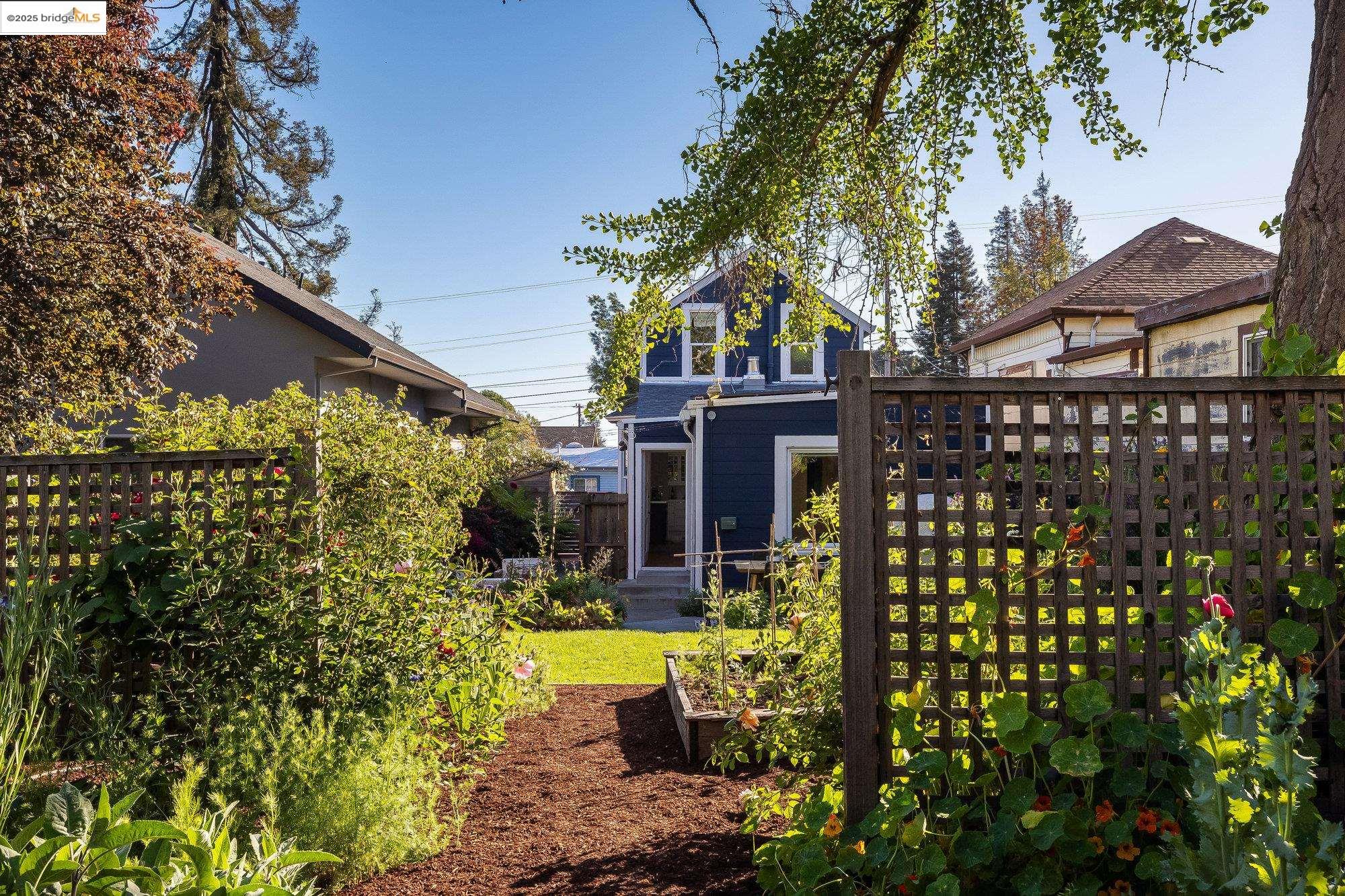 Detail Gallery Image 33 of 39 For 1326 E 23rd St, Oakland,  CA 94606 - 3 Beds | 2 Baths