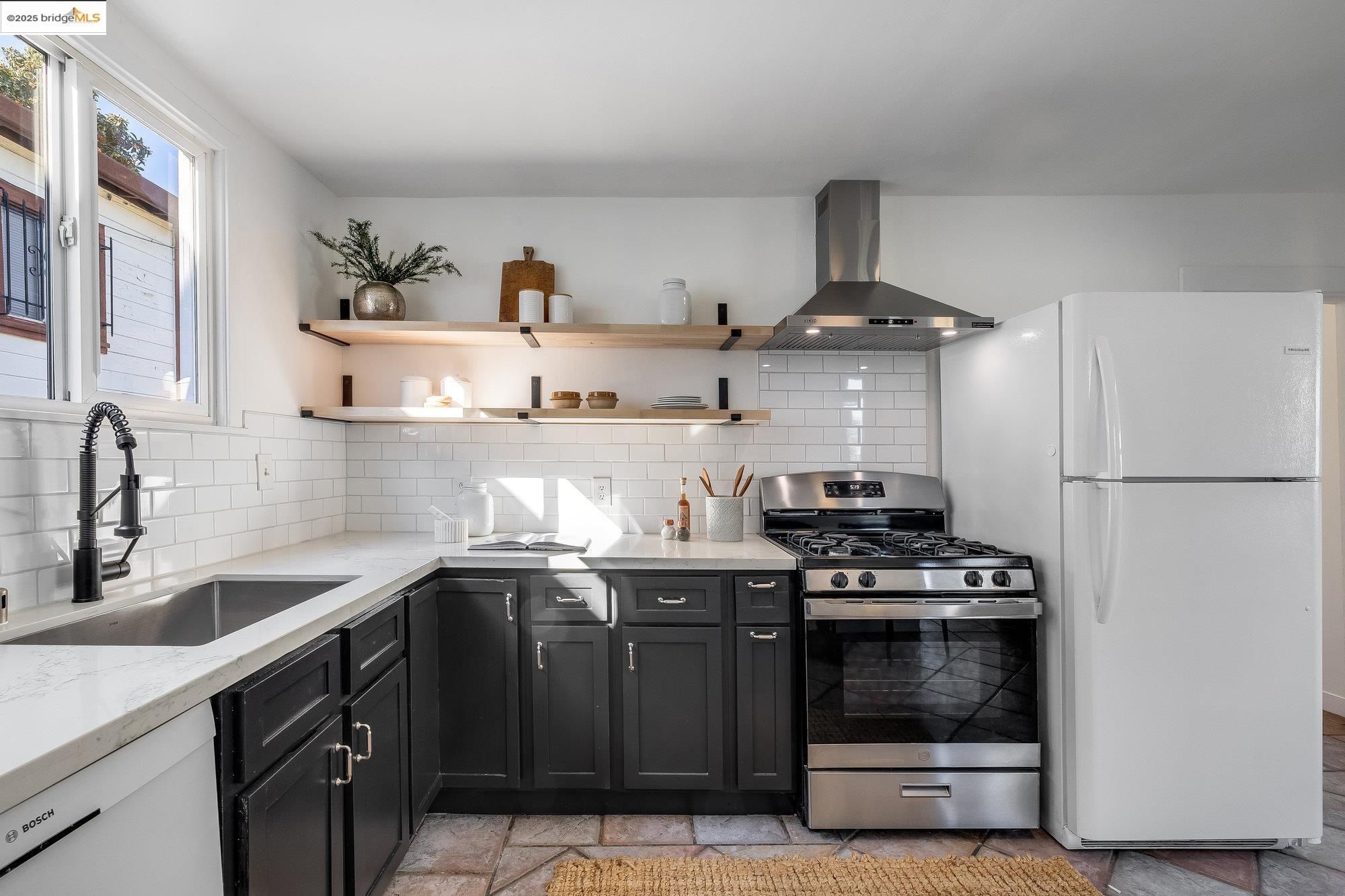 Detail Gallery Image 10 of 39 For 1326 E 23rd St, Oakland,  CA 94606 - 3 Beds | 2 Baths