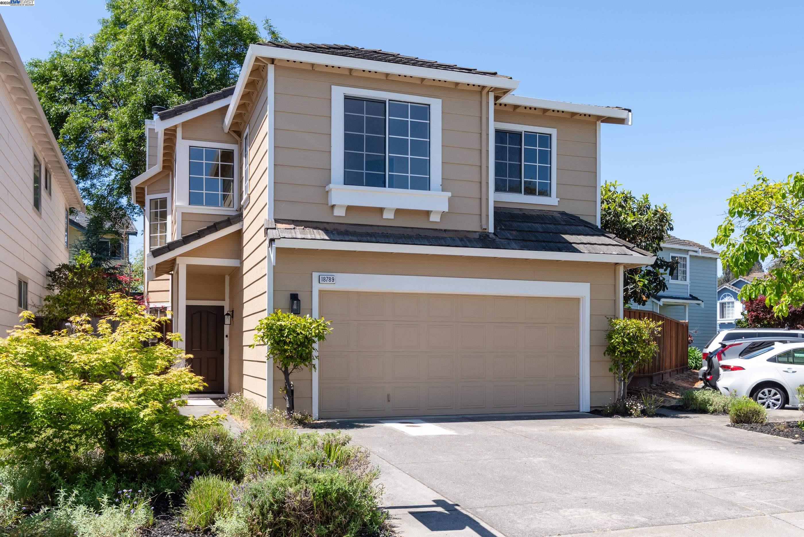 Detail Gallery Image 2 of 40 For 18789 Sydney Cir, Castro Valley,  CA 94546 - 4 Beds | 2/1 Baths