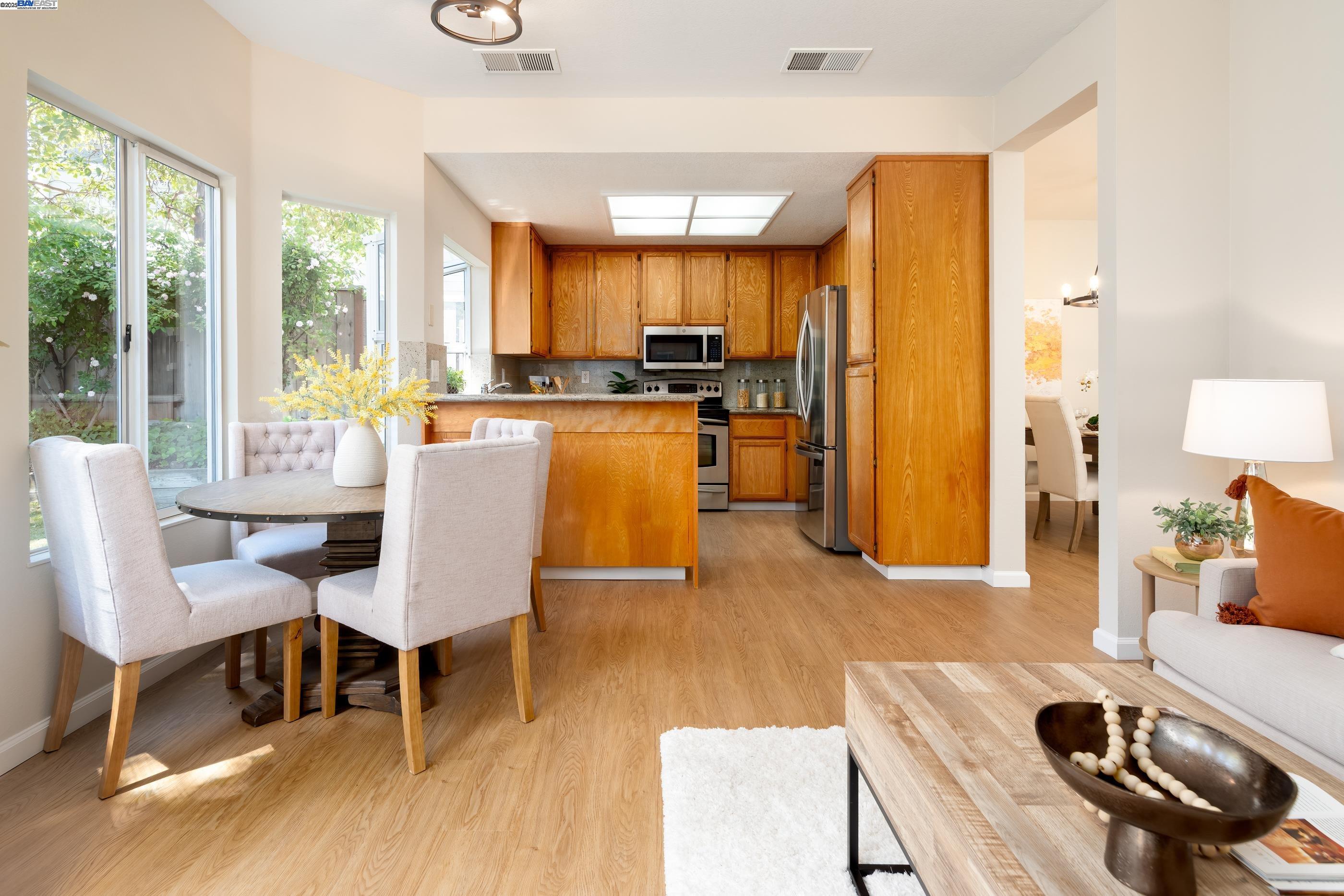 Detail Gallery Image 13 of 40 For 18789 Sydney Cir, Castro Valley,  CA 94546 - 4 Beds | 2/1 Baths
