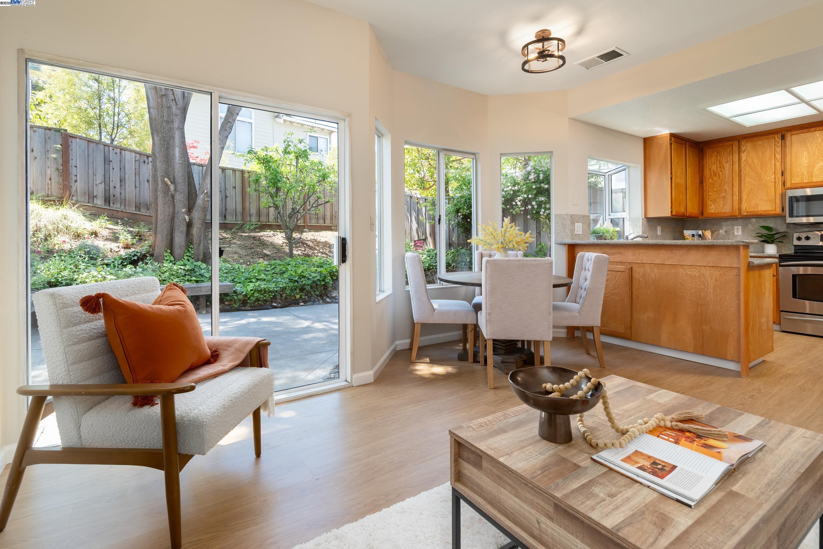 Detail Gallery Image 14 of 40 For 18789 Sydney Cir, Castro Valley,  CA 94546 - 4 Beds | 2/1 Baths