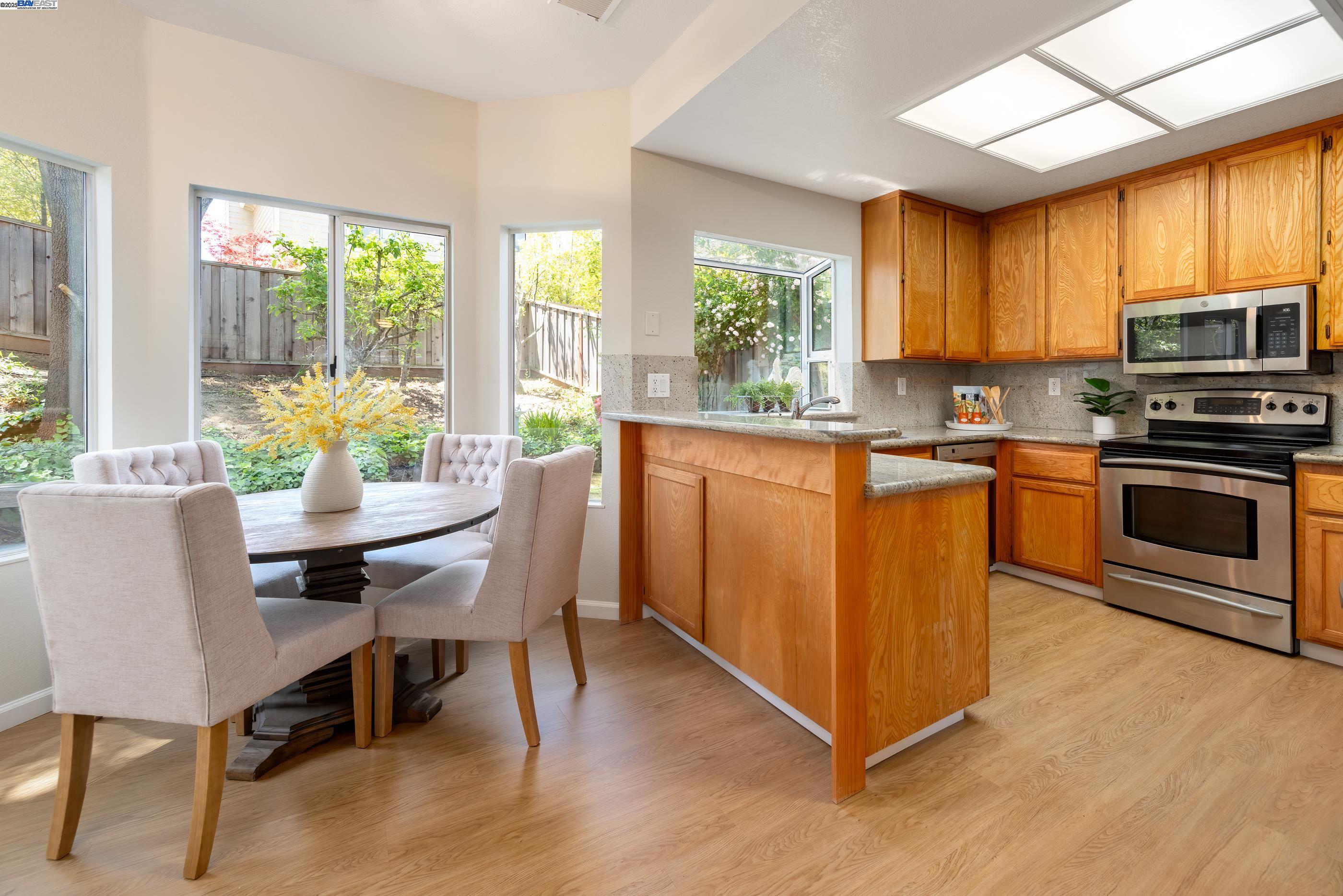 Detail Gallery Image 15 of 40 For 18789 Sydney Cir, Castro Valley,  CA 94546 - 4 Beds | 2/1 Baths