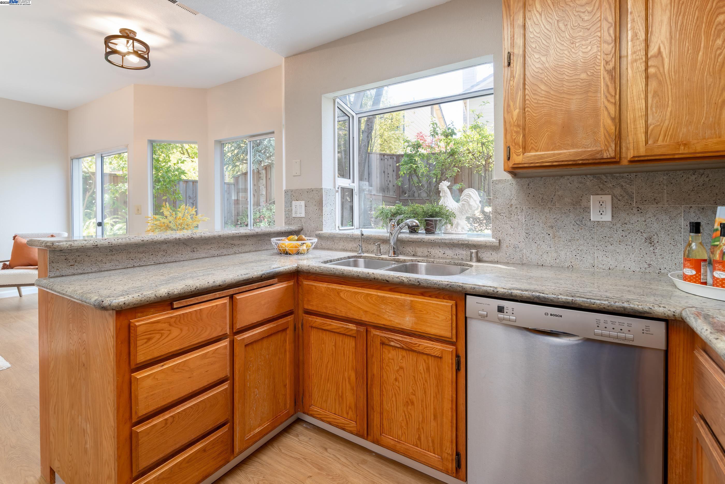 Detail Gallery Image 16 of 40 For 18789 Sydney Cir, Castro Valley,  CA 94546 - 4 Beds | 2/1 Baths