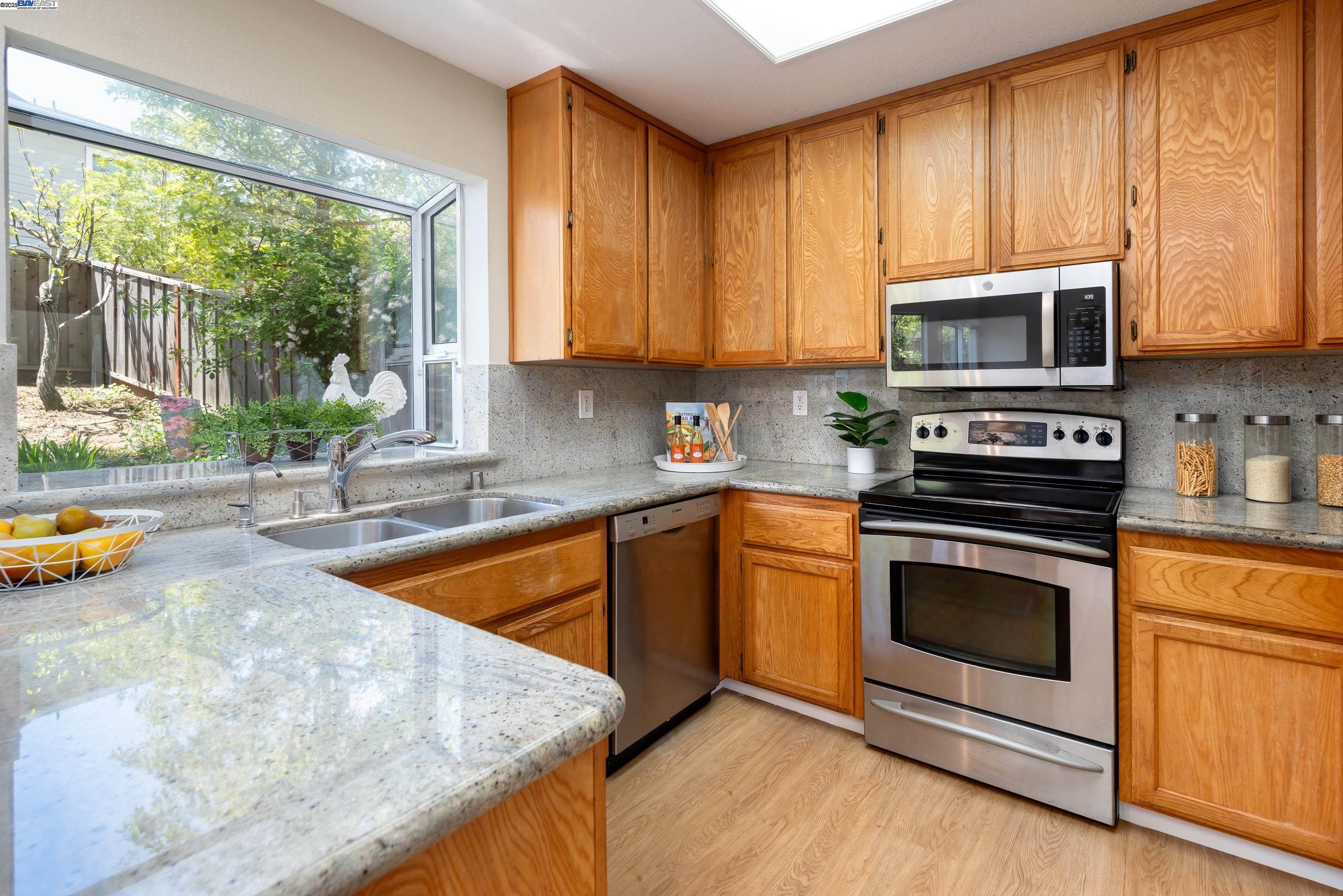 Detail Gallery Image 17 of 40 For 18789 Sydney Cir, Castro Valley,  CA 94546 - 4 Beds | 2/1 Baths