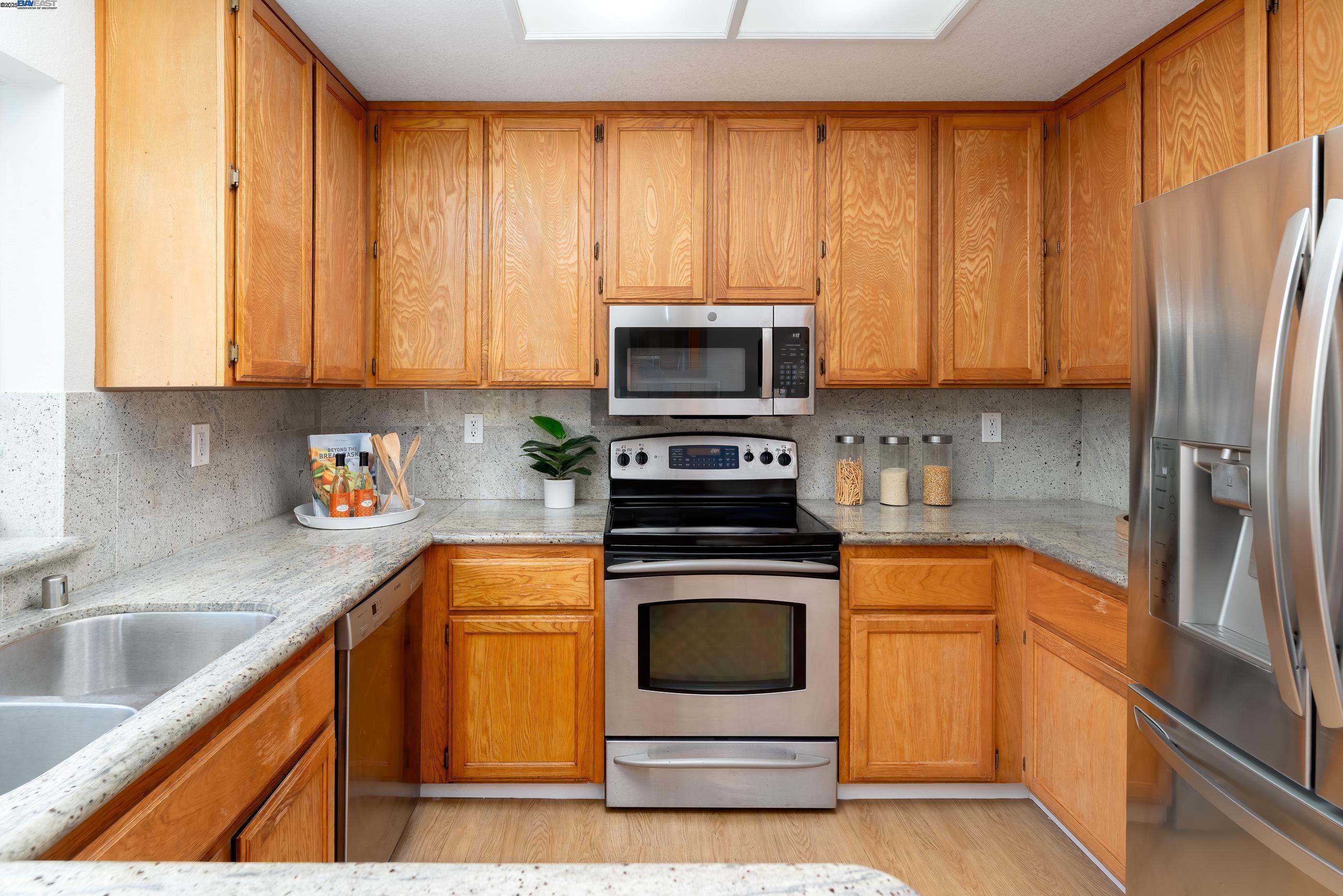 Detail Gallery Image 18 of 40 For 18789 Sydney Cir, Castro Valley,  CA 94546 - 4 Beds | 2/1 Baths