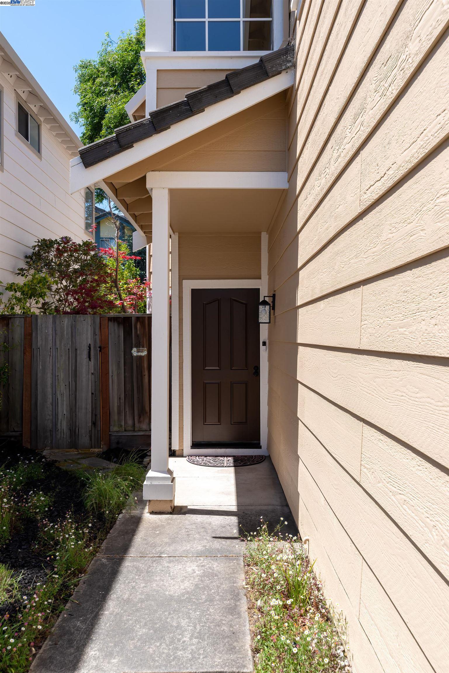 Detail Gallery Image 3 of 40 For 18789 Sydney Cir, Castro Valley,  CA 94546 - 4 Beds | 2/1 Baths