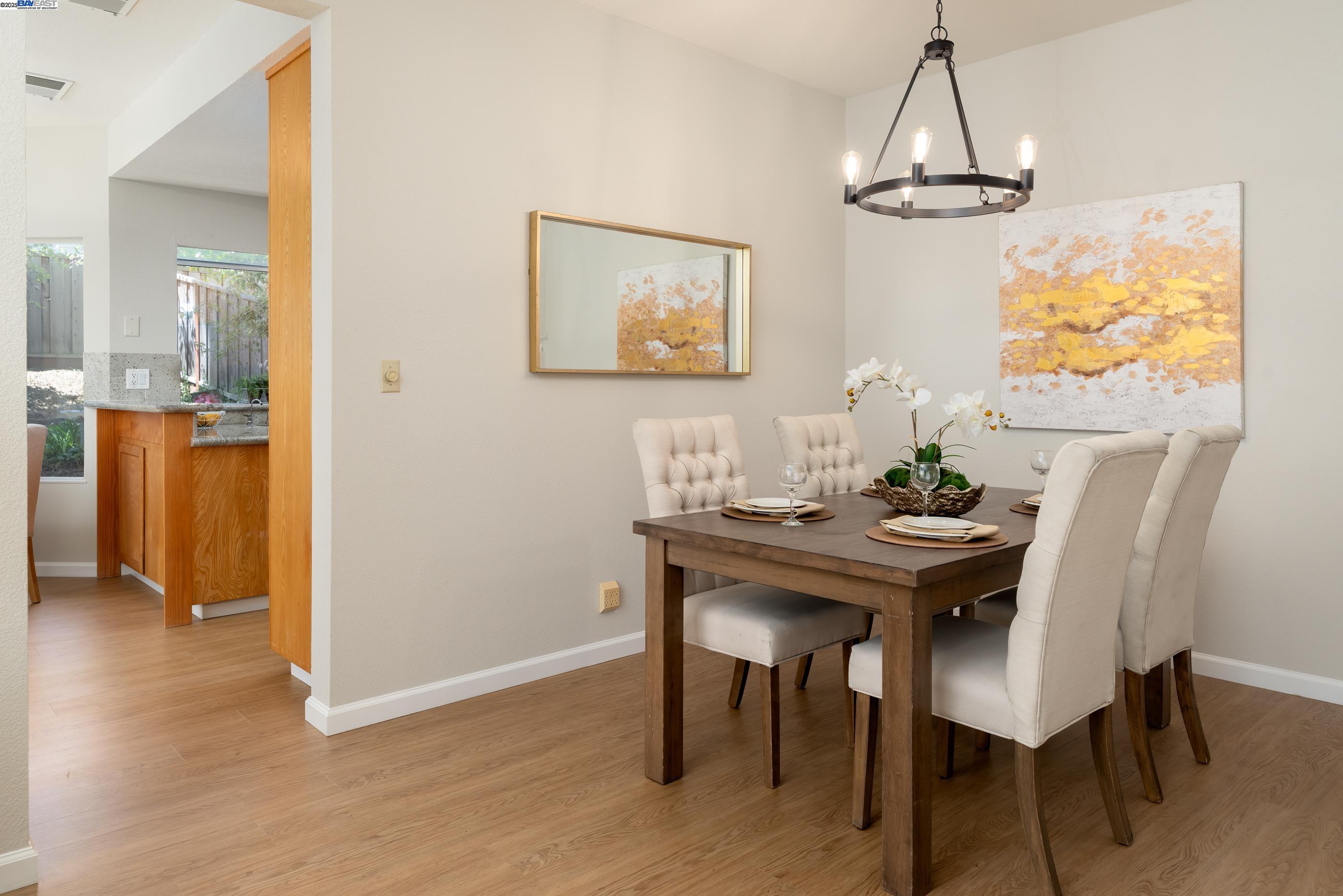 Detail Gallery Image 7 of 40 For 18789 Sydney Cir, Castro Valley,  CA 94546 - 4 Beds | 2/1 Baths