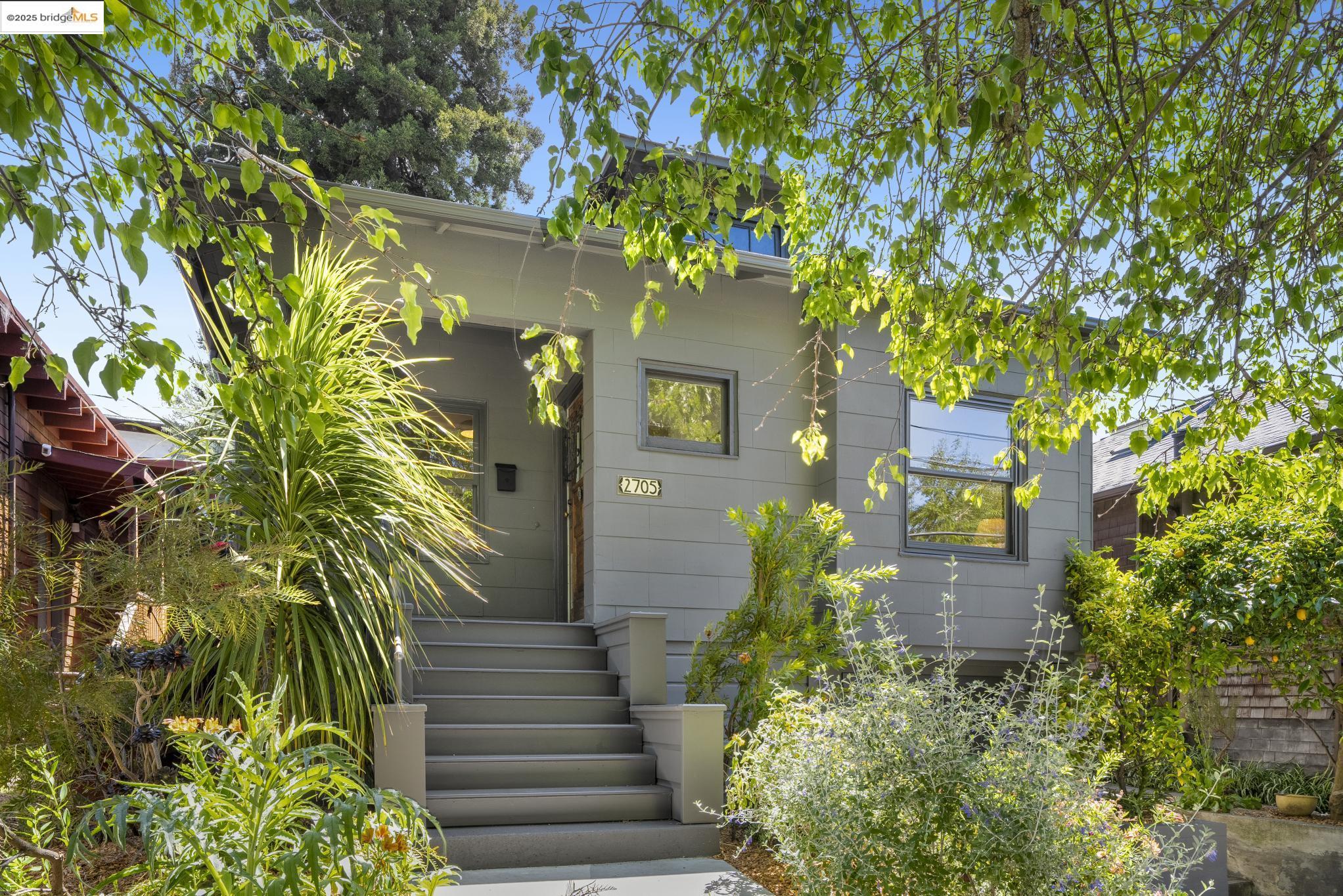 Detail Gallery Image 2 of 46 For 2705 Mathews St, Berkeley,  CA 94702 - 2 Beds | 1 Baths