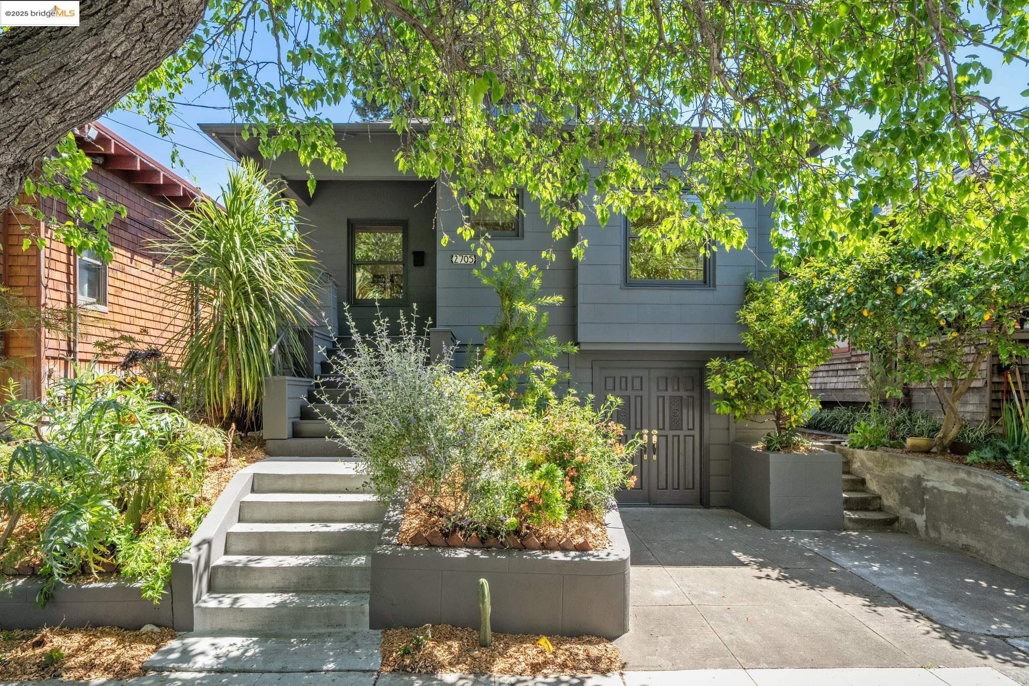Detail Gallery Image 3 of 46 For 2705 Mathews St, Berkeley,  CA 94702 - 2 Beds | 1 Baths