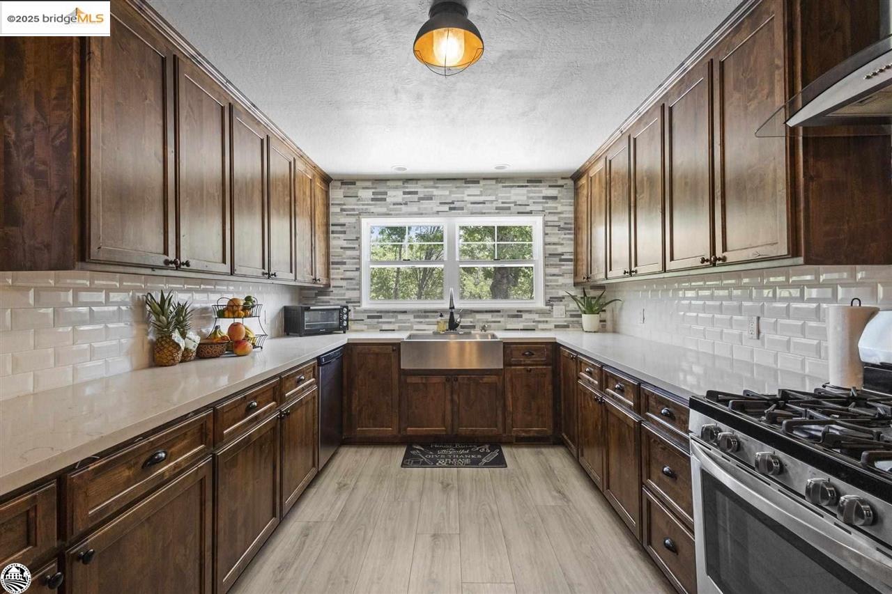 Detail Gallery Image 10 of 46 For 20580 Gerber Road, Tuolumne,  CA 95379 - 3 Beds | 2 Baths