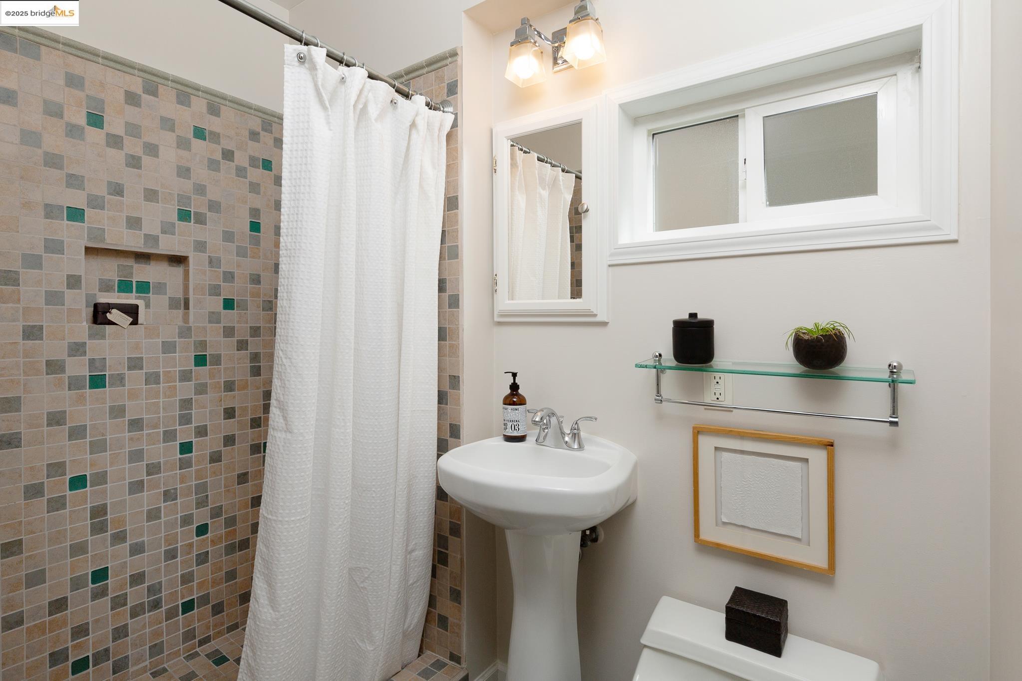131 Sonia, Oakland, California 94618, 3 Bedrooms Bedrooms, 6 Rooms Rooms,2 BathroomsBathrooms,Residential,For Sale,131 Sonia,41096919