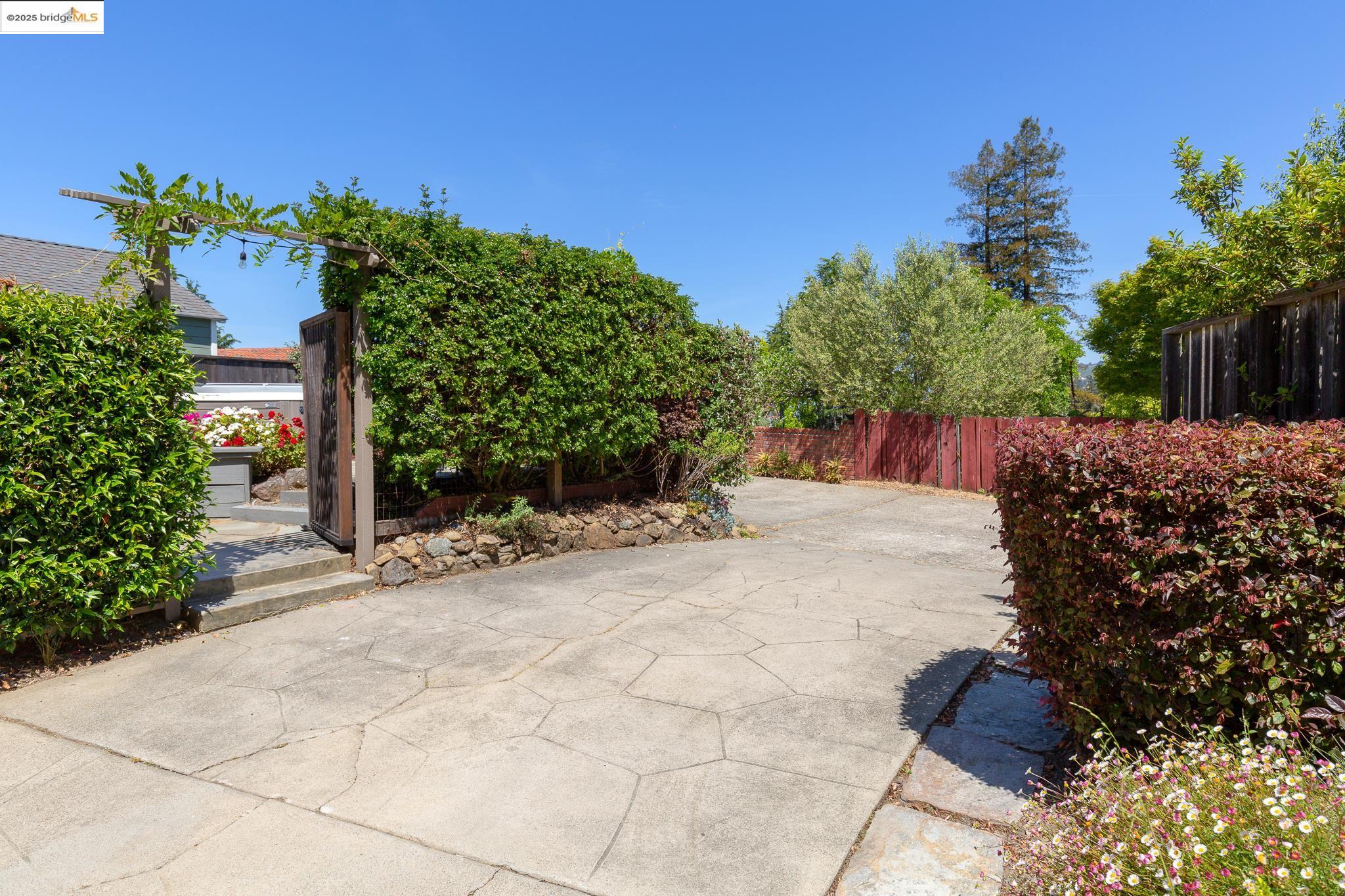131 Sonia, Oakland, California 94618, 3 Bedrooms Bedrooms, 6 Rooms Rooms,2 BathroomsBathrooms,Residential,For Sale,131 Sonia,41096919