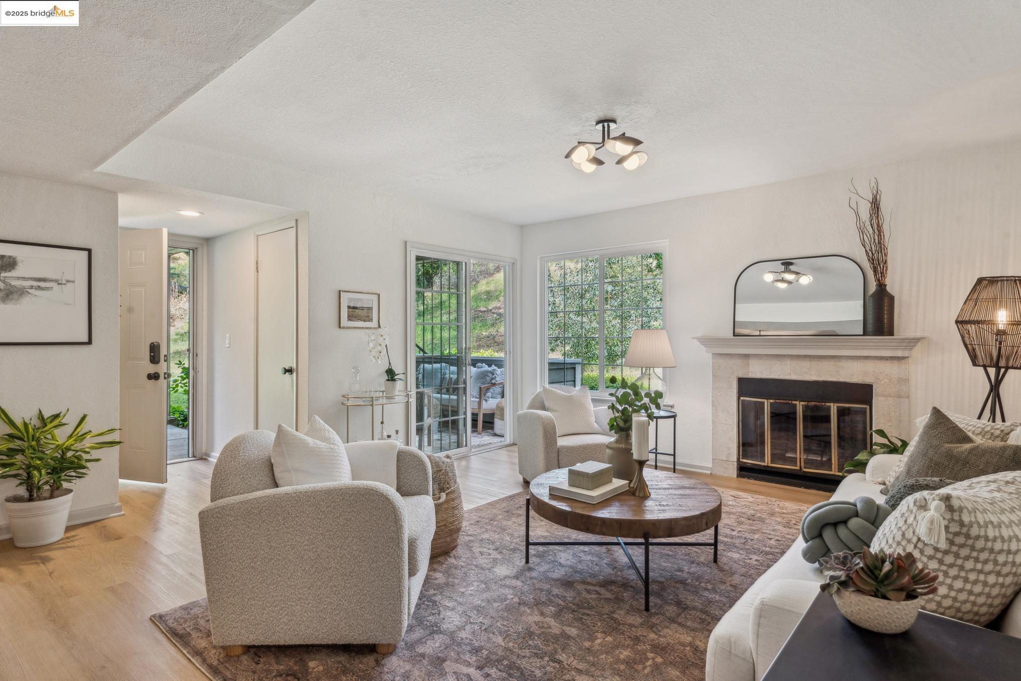 Detail Gallery Image 1 of 39 For 635 Canyon Oaks Dr #B,  Oakland,  CA 94605 - 1 Beds | 1 Baths