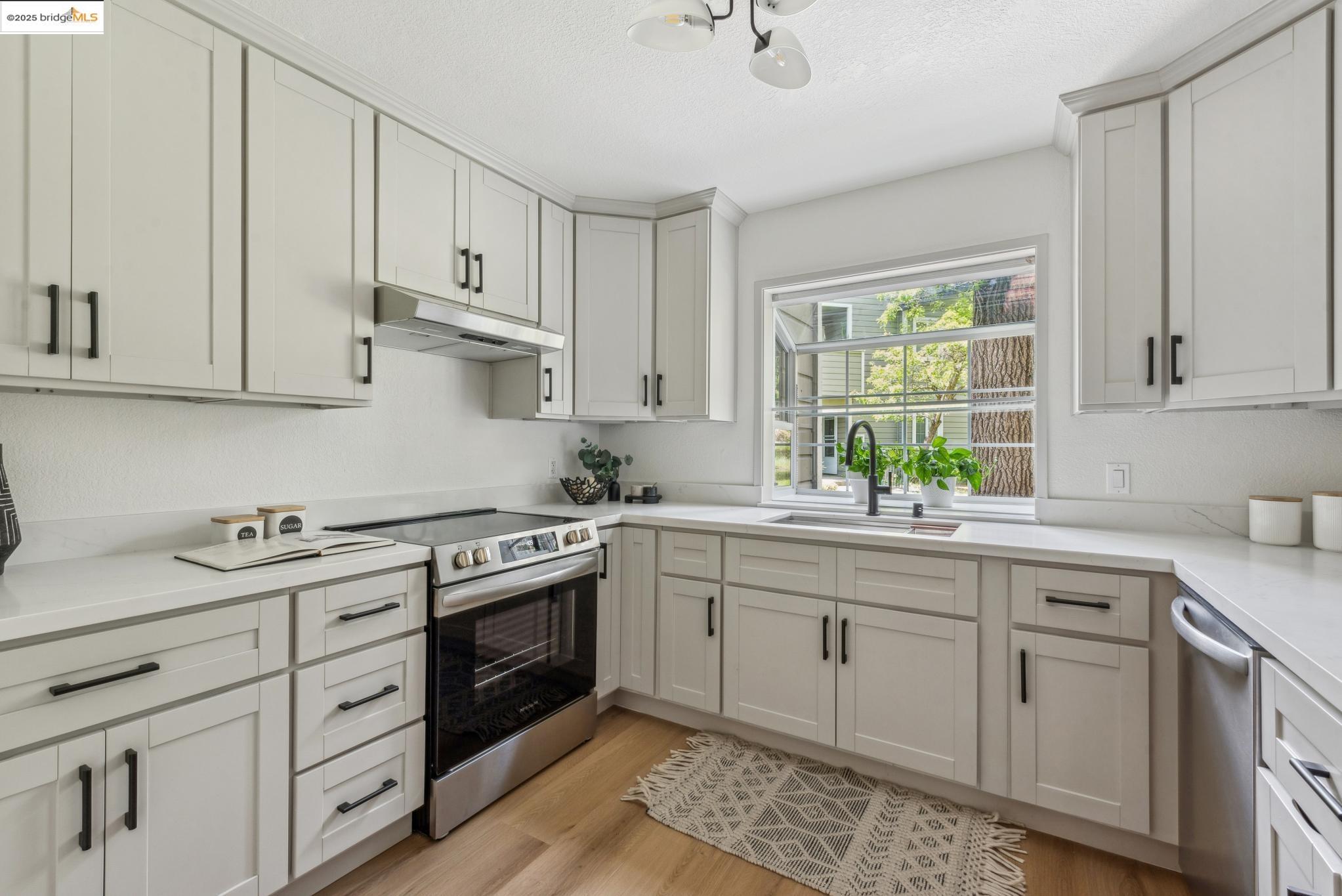 Detail Gallery Image 13 of 39 For 635 Canyon Oaks Dr #B,  Oakland,  CA 94605 - 1 Beds | 1 Baths