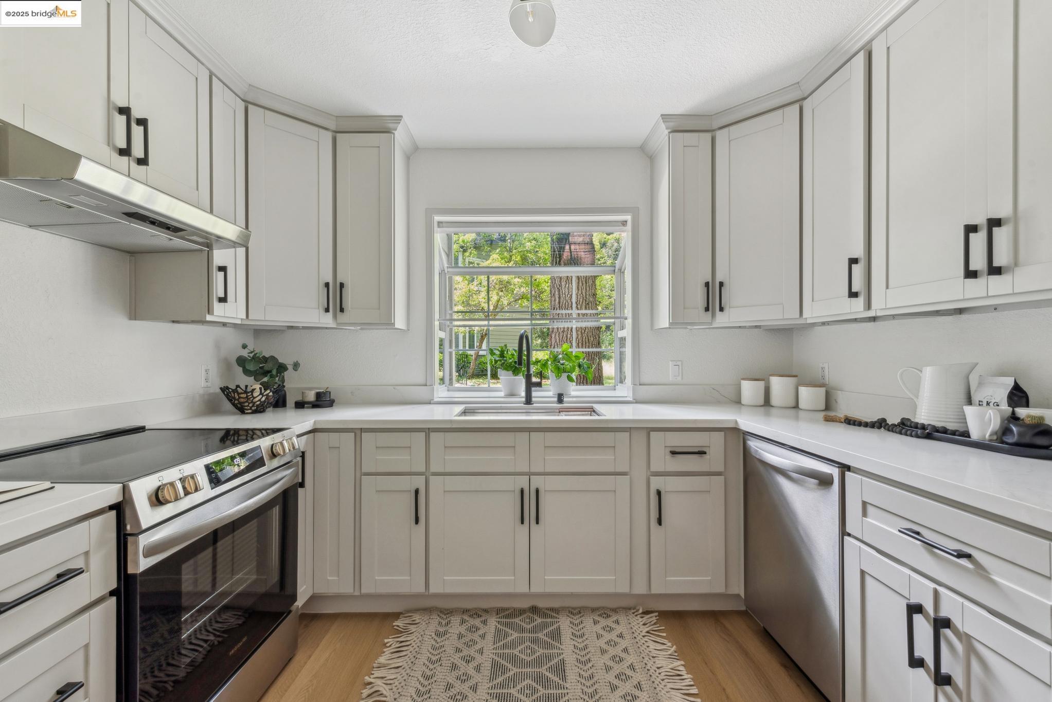 Detail Gallery Image 14 of 39 For 635 Canyon Oaks Dr #B,  Oakland,  CA 94605 - 1 Beds | 1 Baths