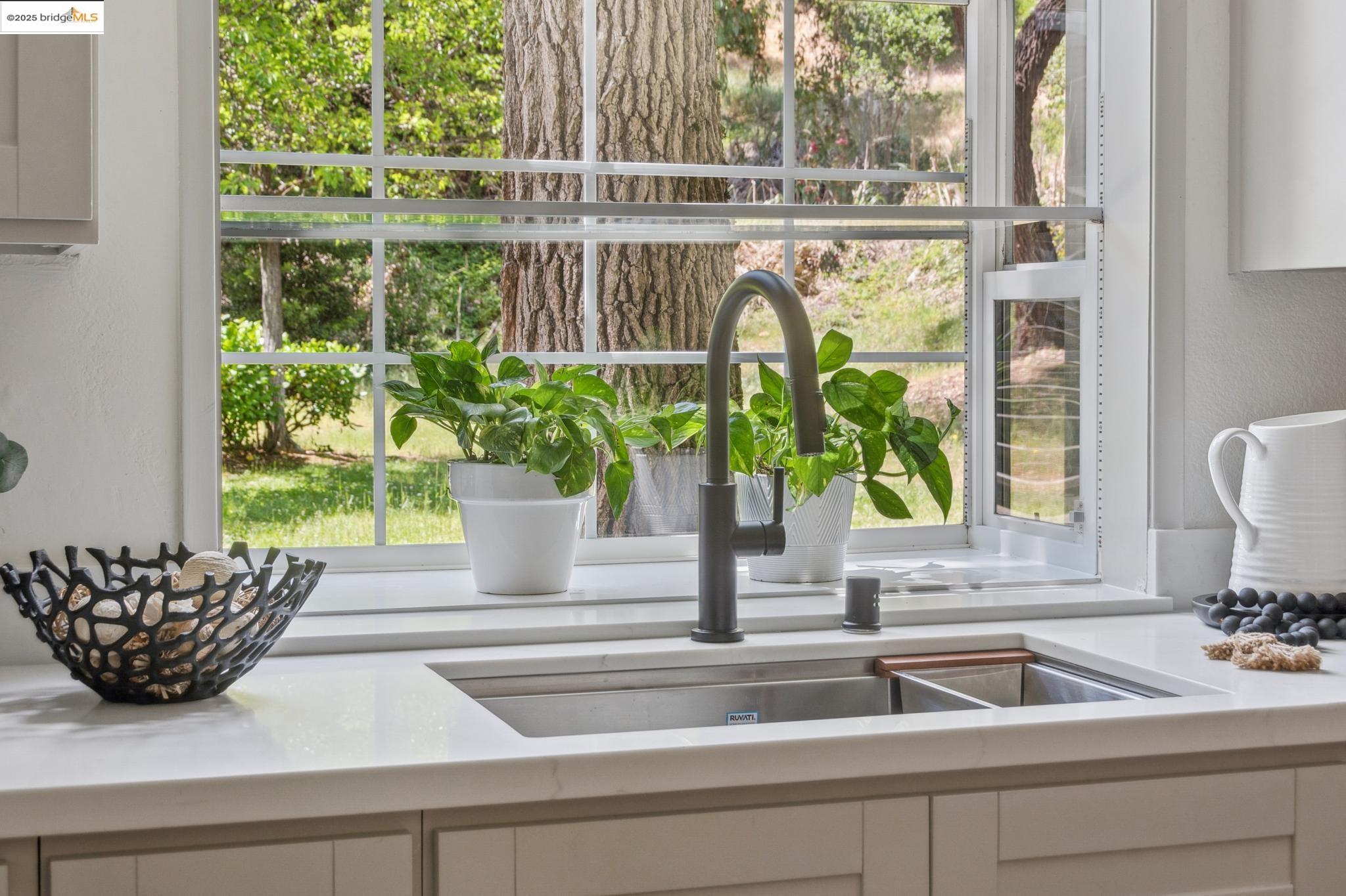 Detail Gallery Image 16 of 39 For 635 Canyon Oaks Dr #B,  Oakland,  CA 94605 - 1 Beds | 1 Baths