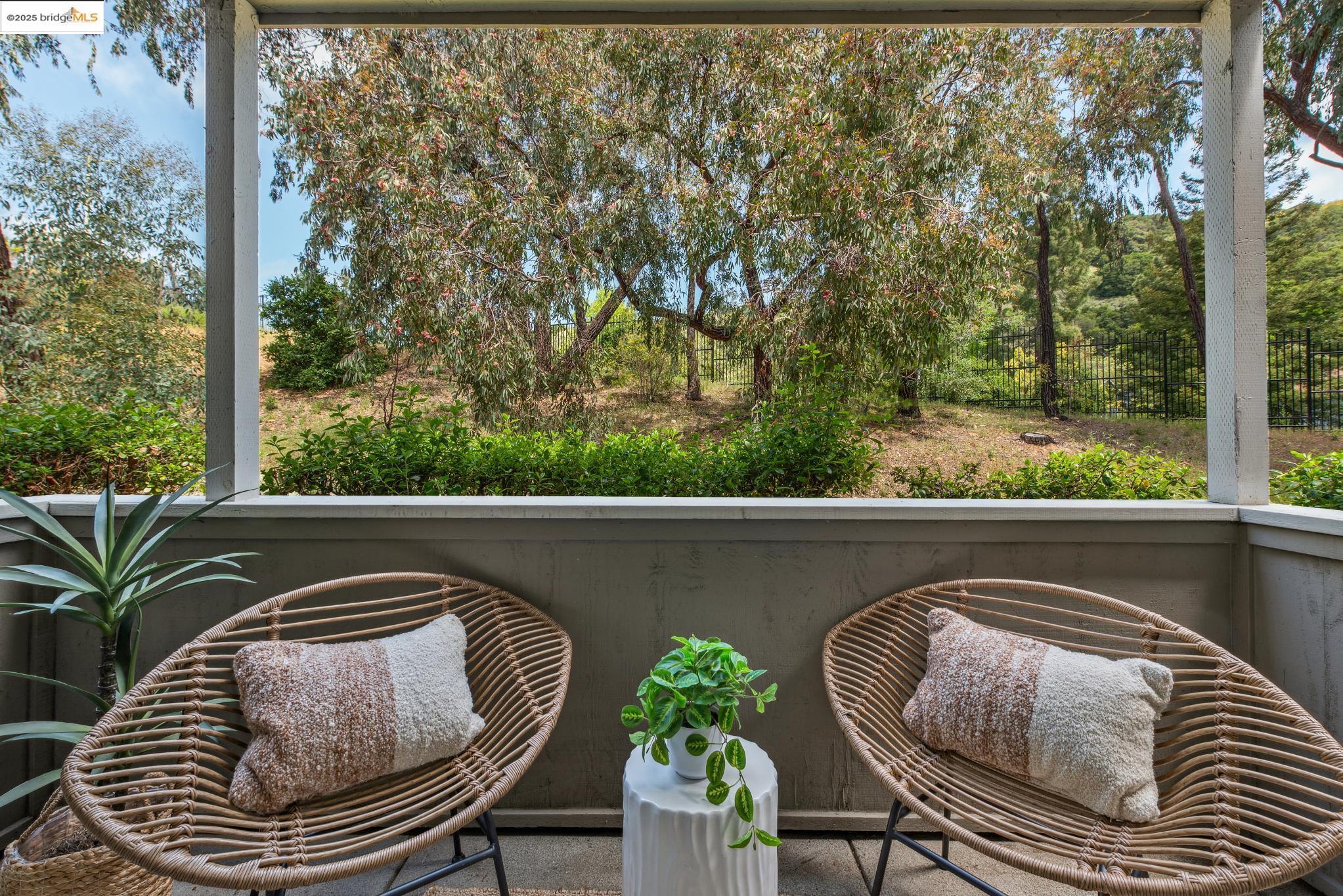 Detail Gallery Image 24 of 39 For 635 Canyon Oaks Dr #B,  Oakland,  CA 94605 - 1 Beds | 1 Baths