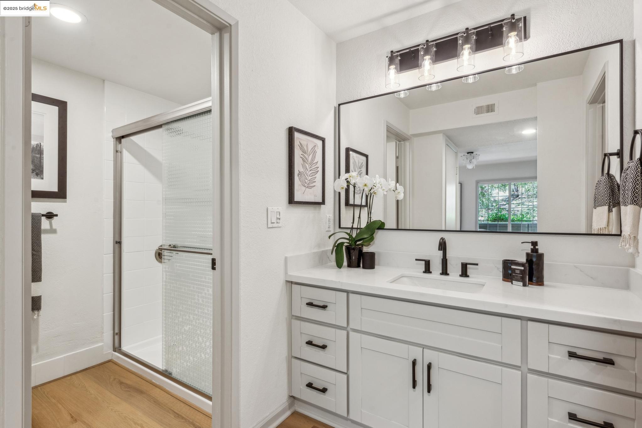 Detail Gallery Image 26 of 39 For 635 Canyon Oaks Dr #B,  Oakland,  CA 94605 - 1 Beds | 1 Baths