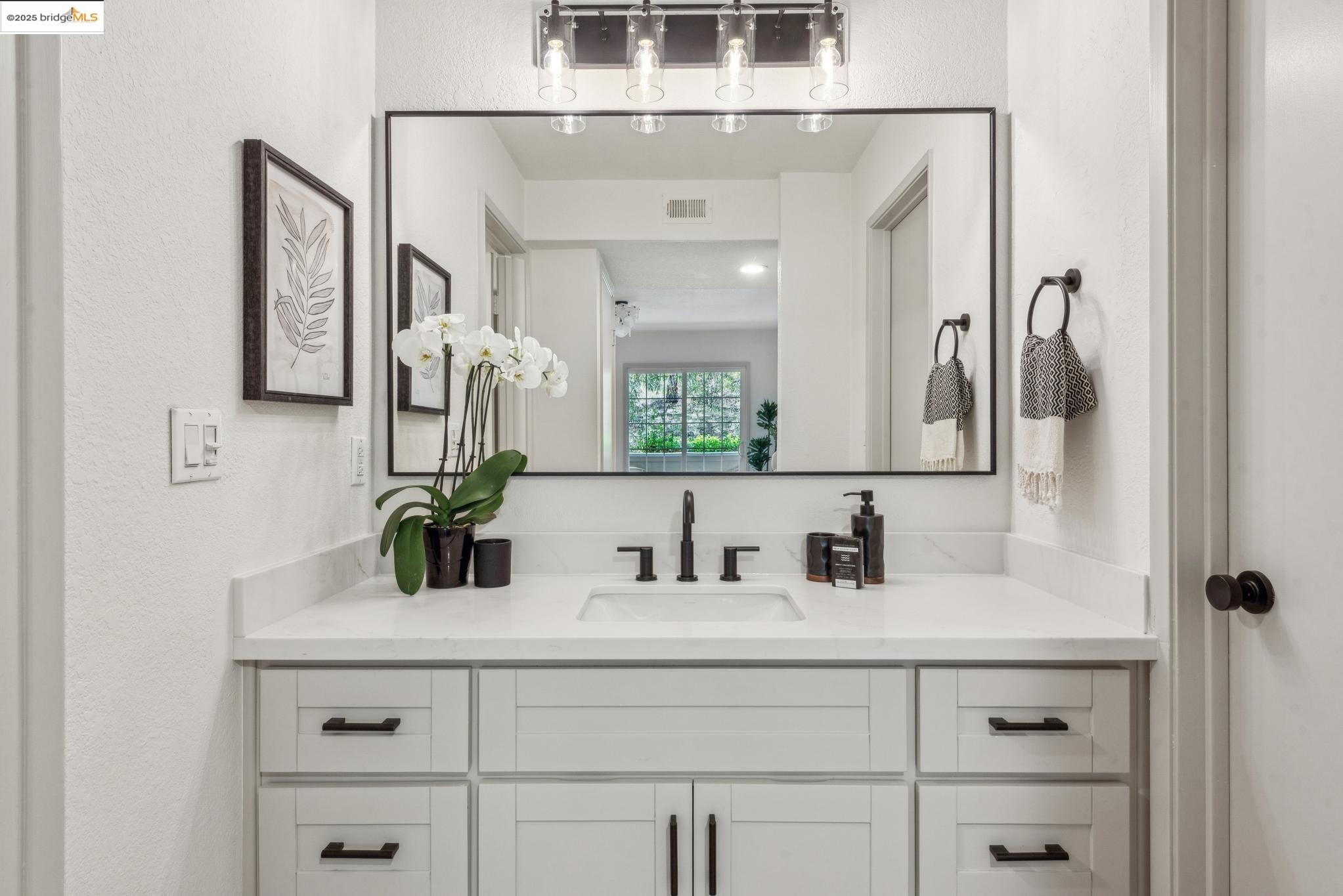 Detail Gallery Image 27 of 39 For 635 Canyon Oaks Dr #B,  Oakland,  CA 94605 - 1 Beds | 1 Baths